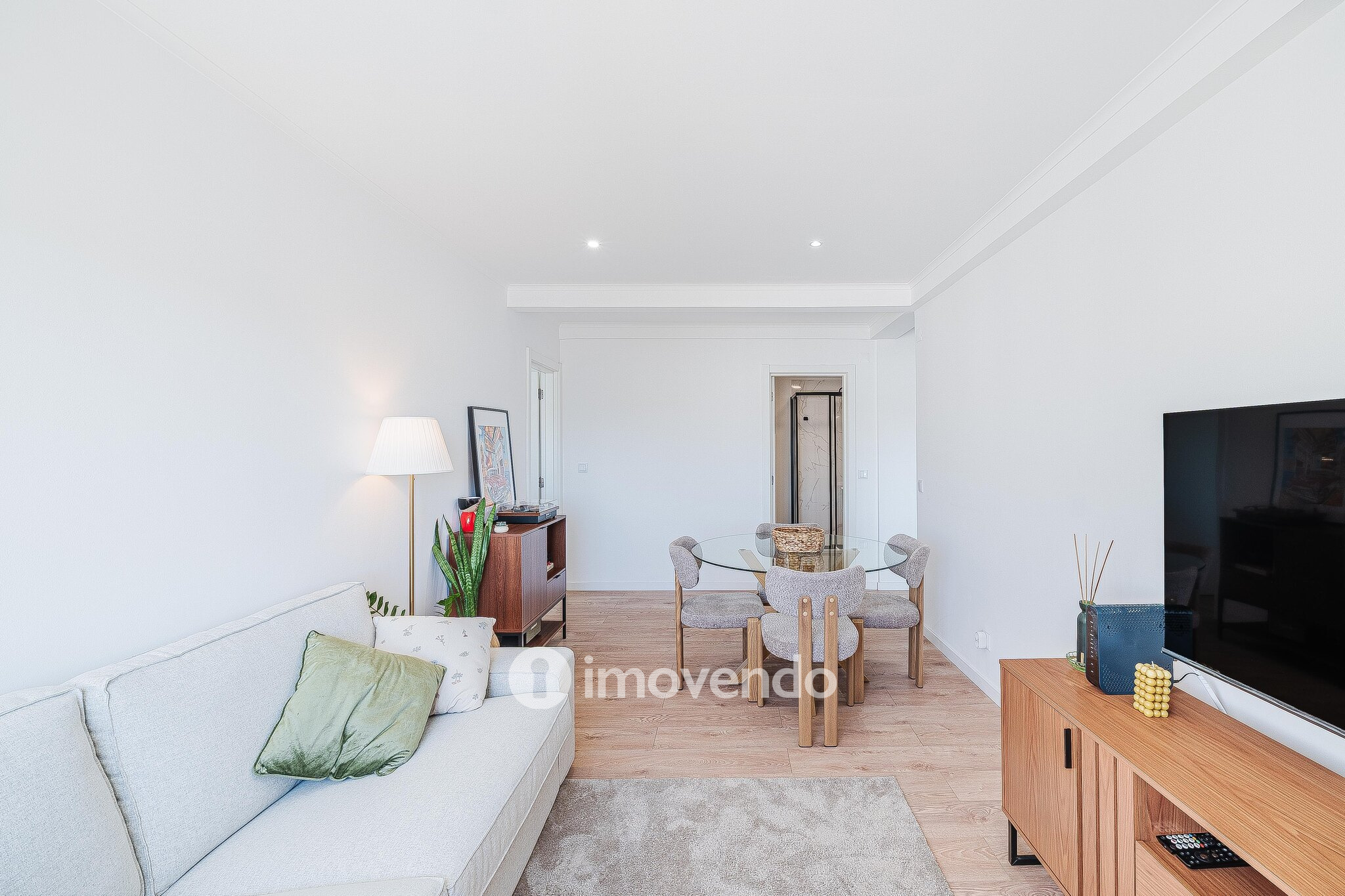 Apartamento T1 totalmente renovado, com luz natural, na Amadora