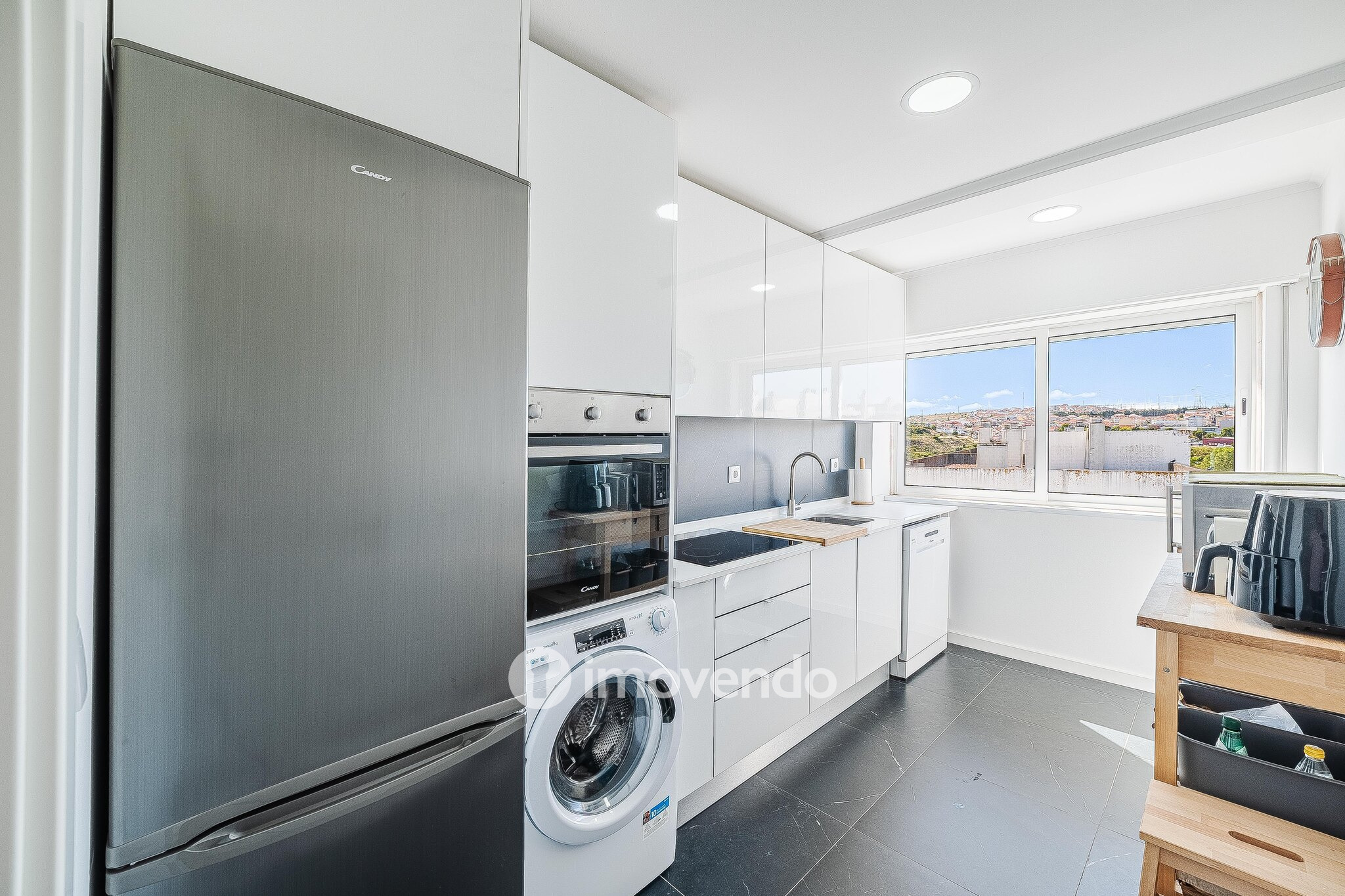 Apartamento T1 totalmente renovado, com luz natural, na Amadora