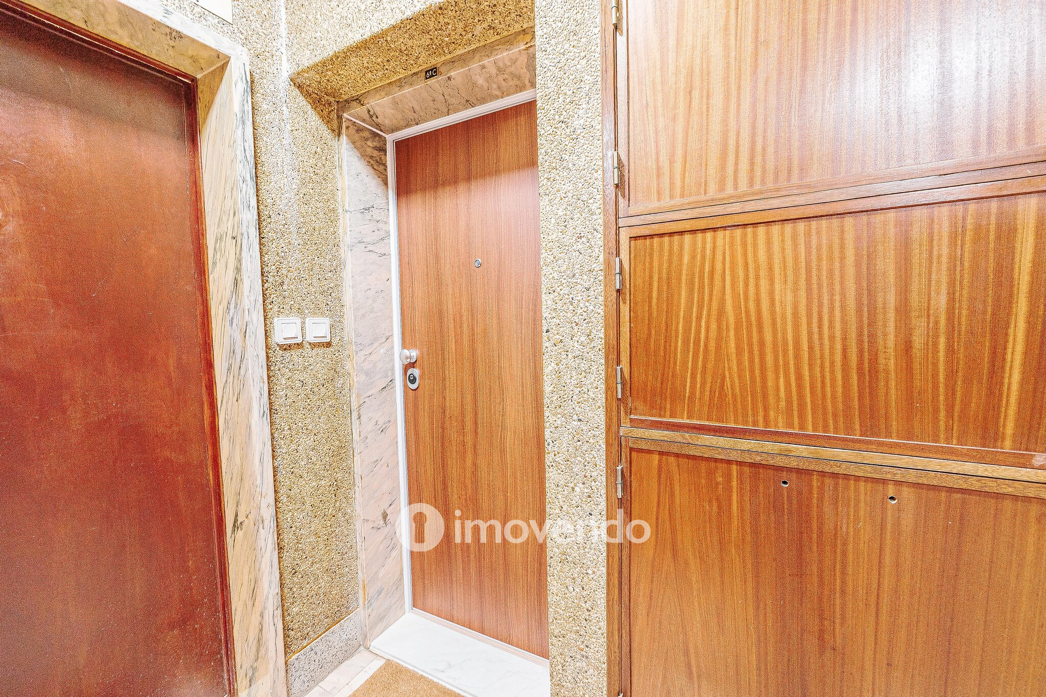 Apartamento T1 totalmente renovado, com luz natural, na Amadora