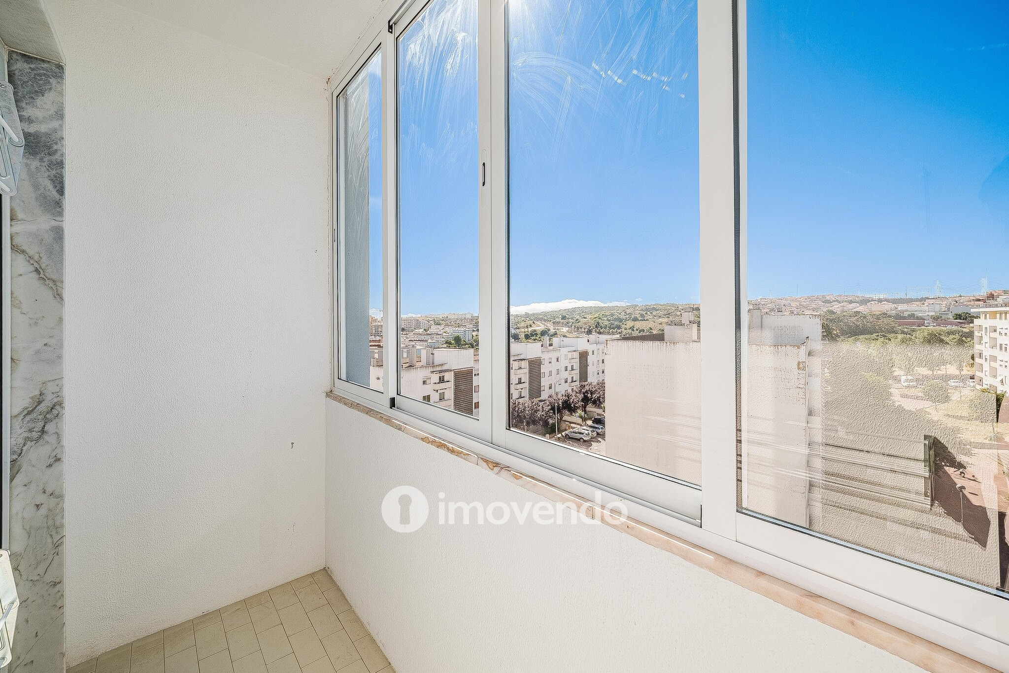 Apartamento T1 totalmente renovado, com luz natural, na Amadora