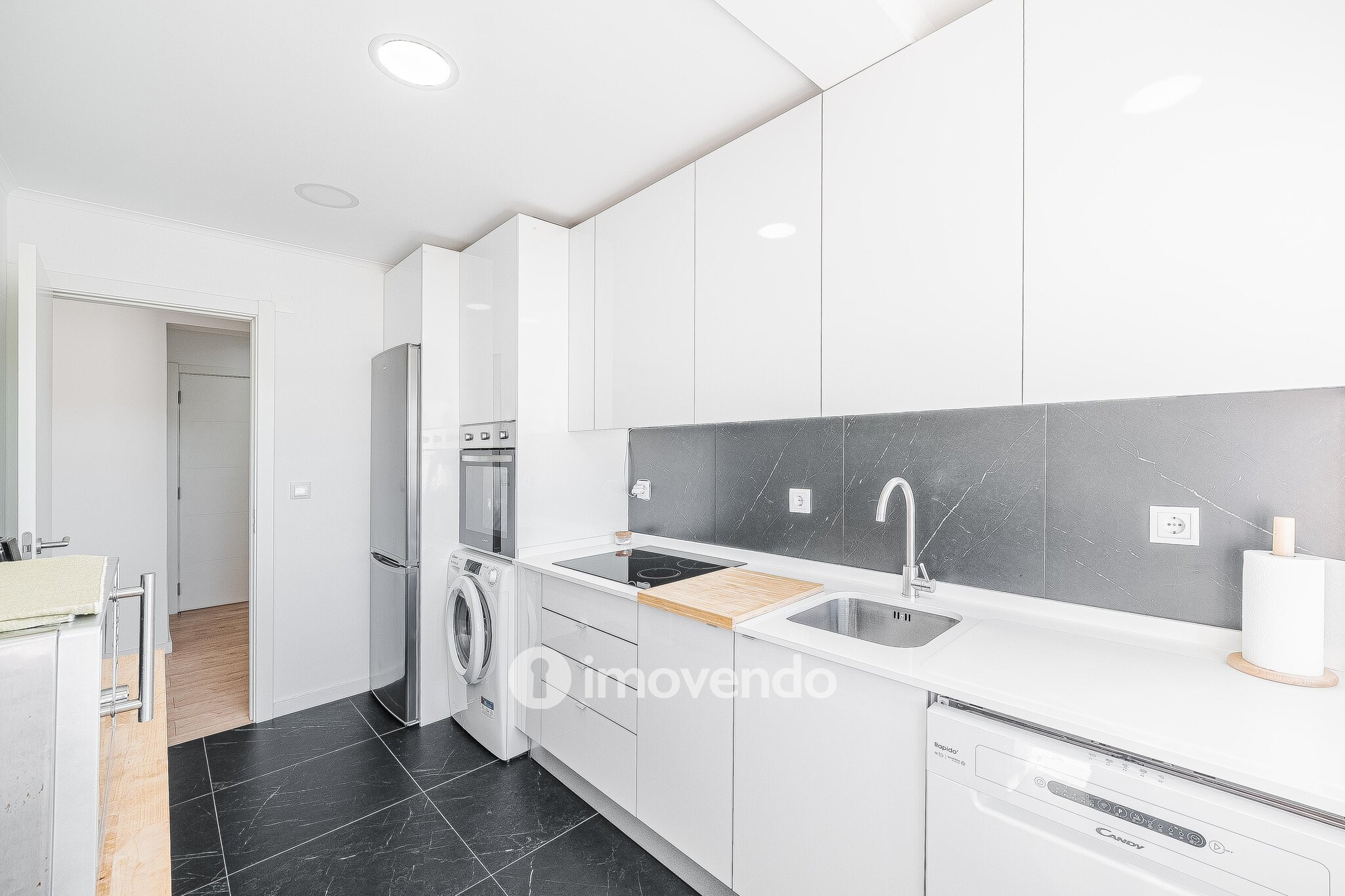 Apartamento T1 totalmente renovado, com luz natural, na Amadora