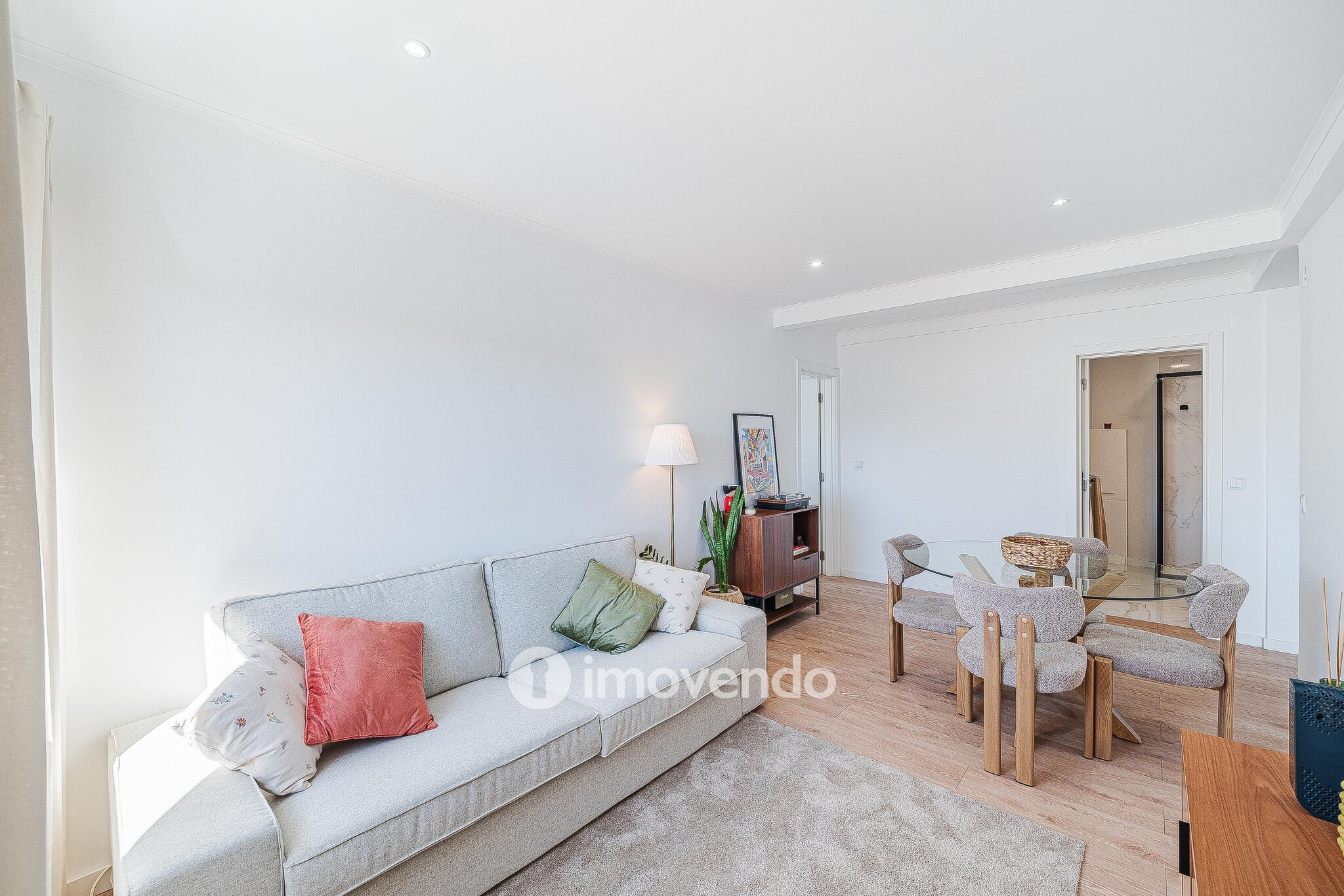 Apartamento T1 totalmente renovado, com luz natural, na Amadora