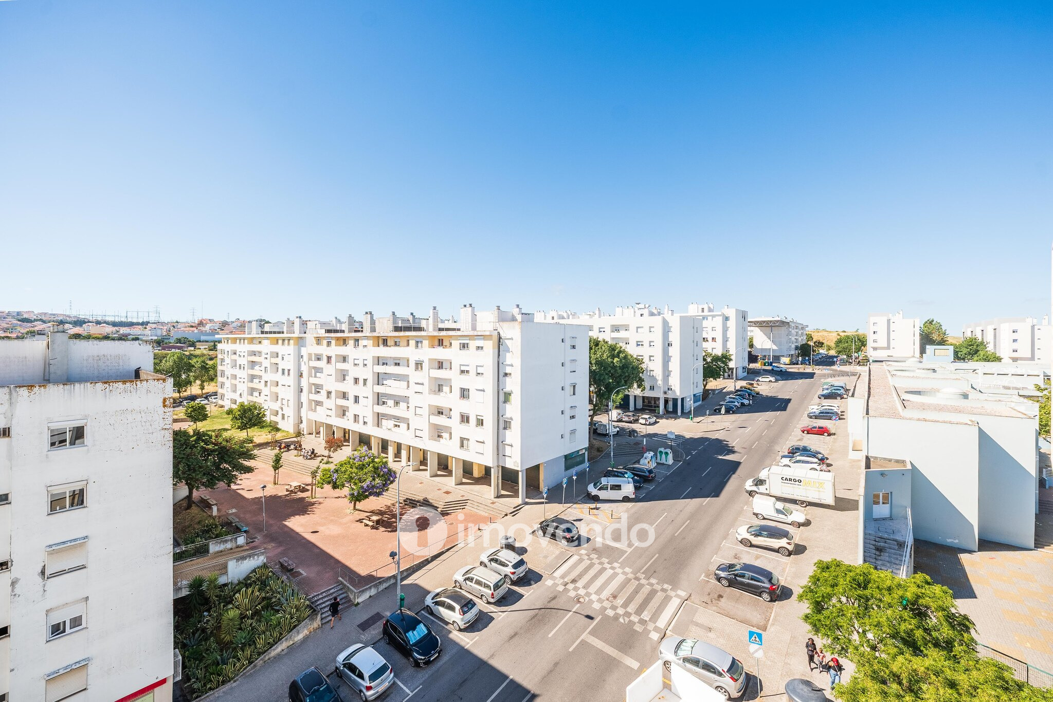Apartamento T1 totalmente renovado, com luz natural, na Amadora
