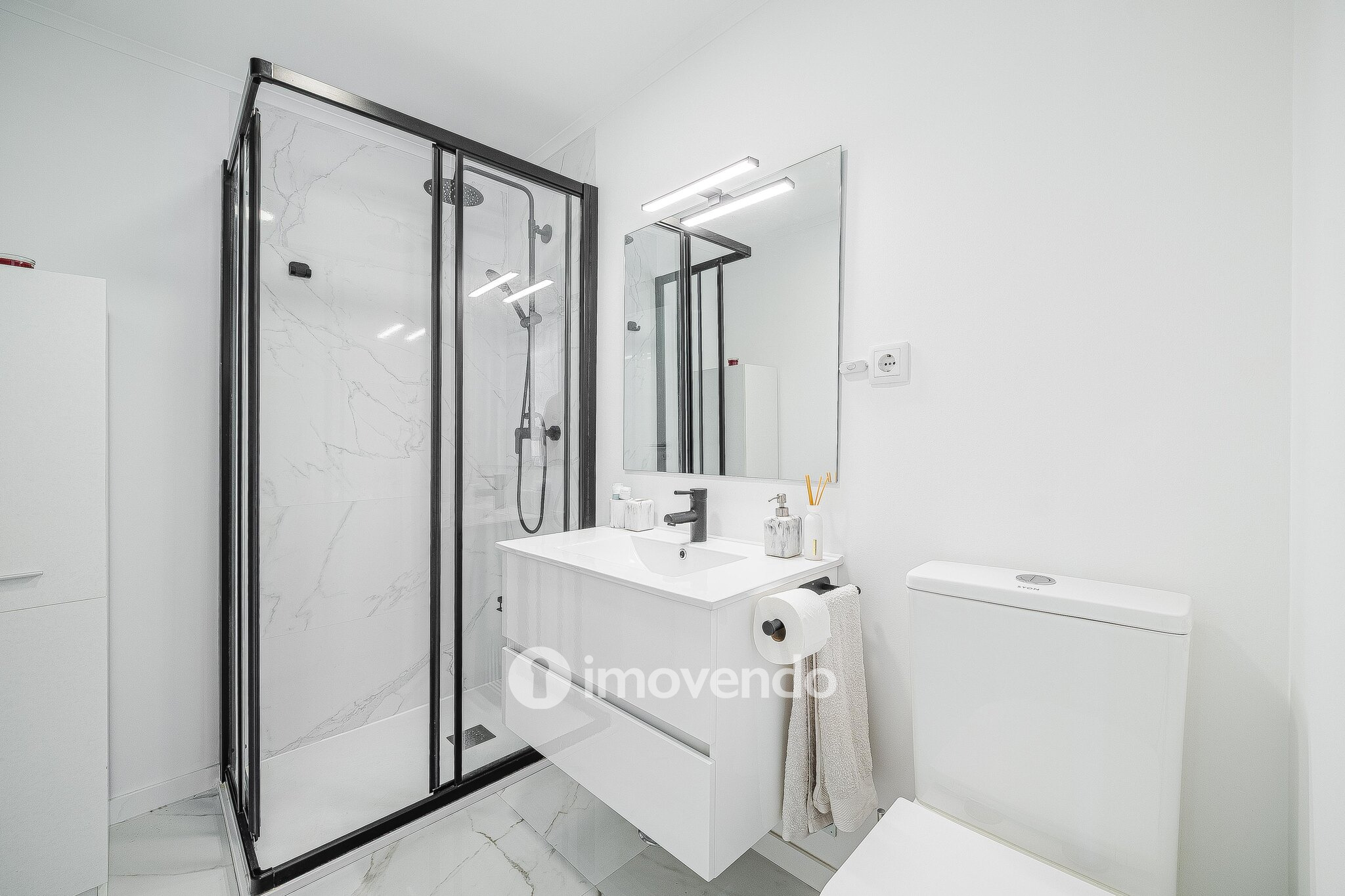 Apartamento T1 totalmente renovado, com luz natural, na Amadora