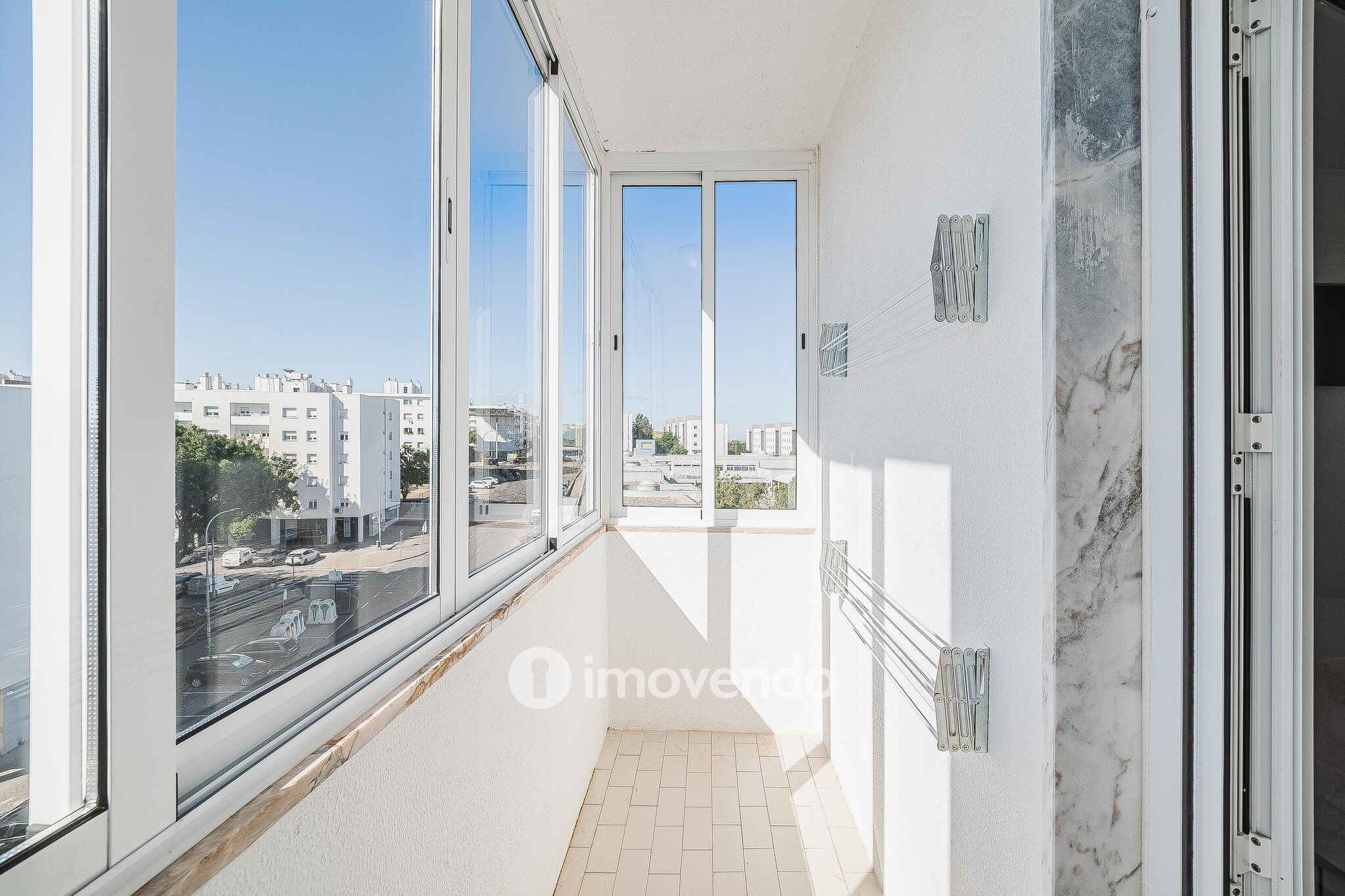 Apartamento T1 totalmente renovado, com luz natural, na Amadora