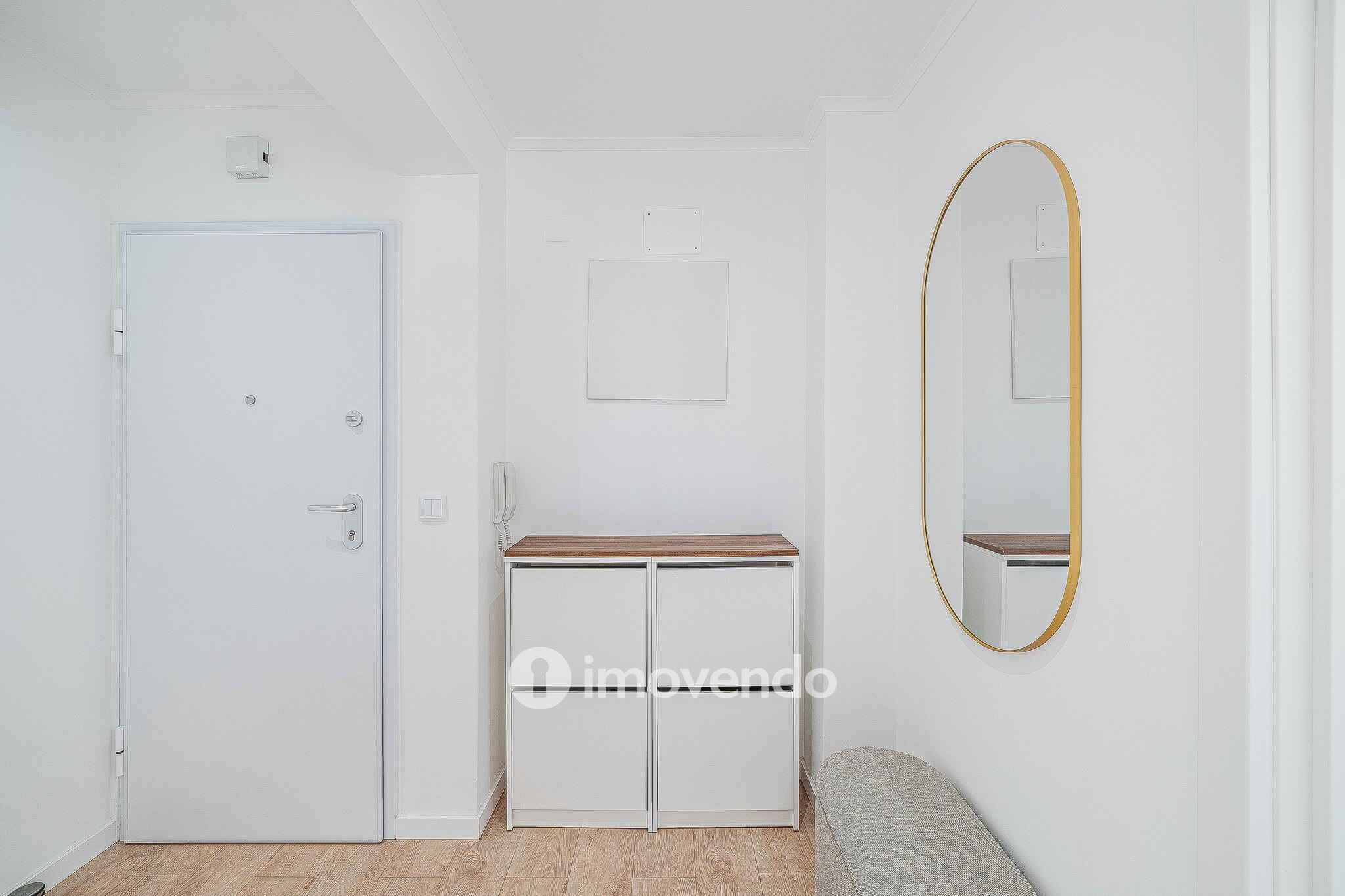 Apartamento T1 totalmente renovado, com luz natural, na Amadora
