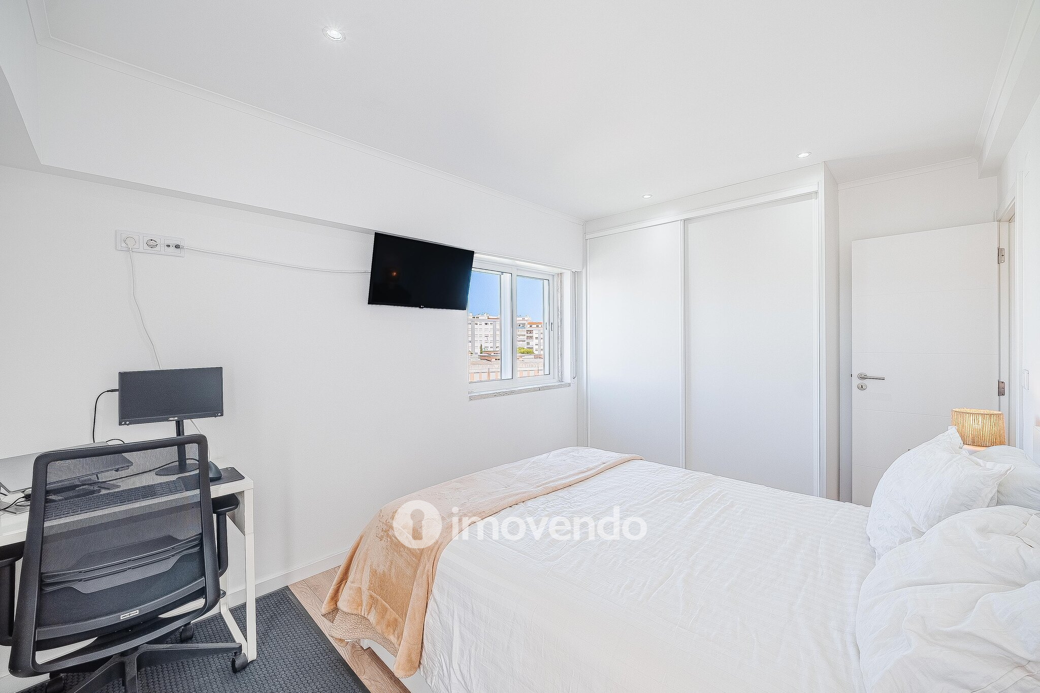 Apartamento T1 totalmente renovado, com luz natural, na Amadora