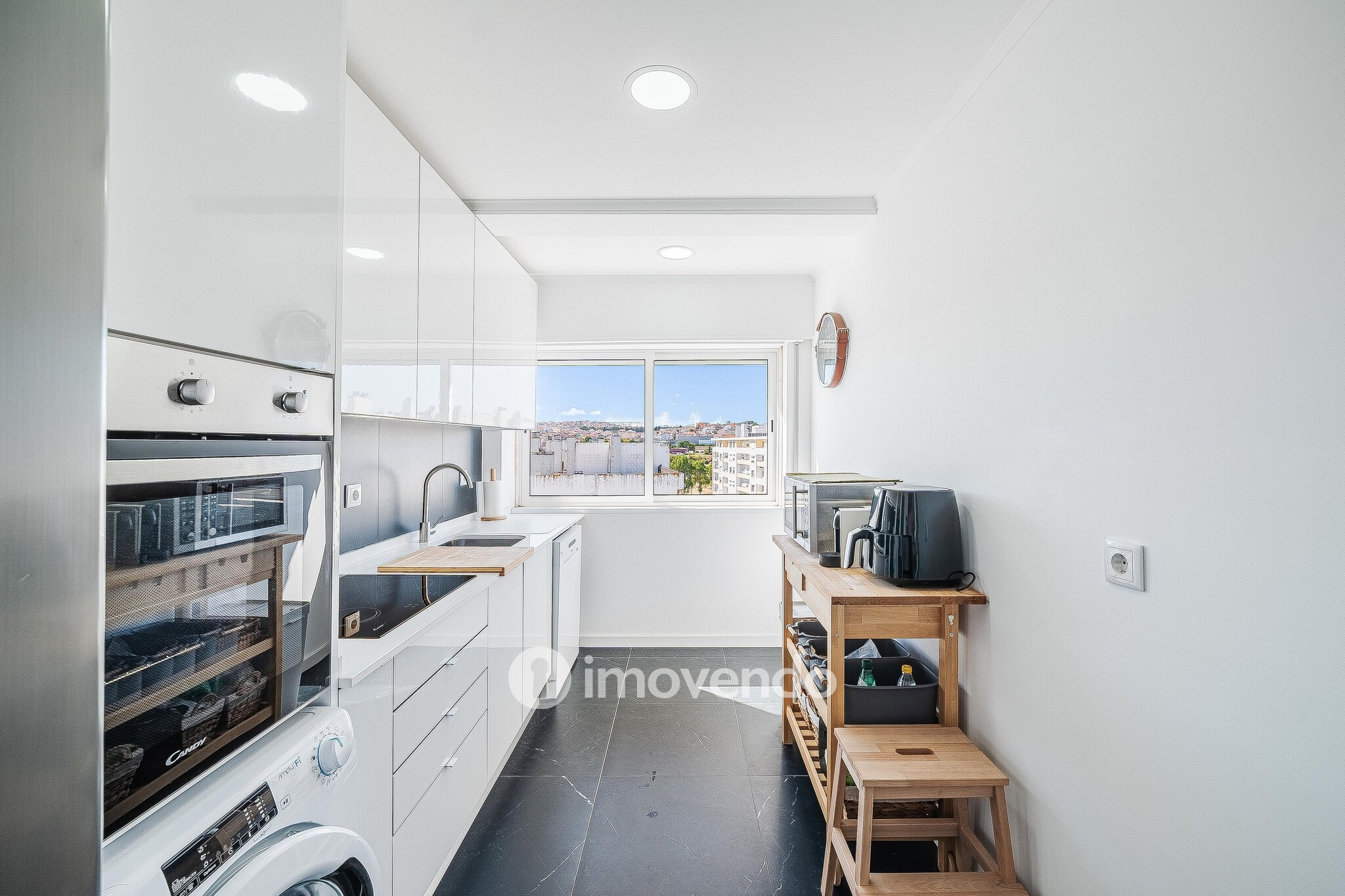 Apartamento T1 totalmente renovado, com luz natural, na Amadora