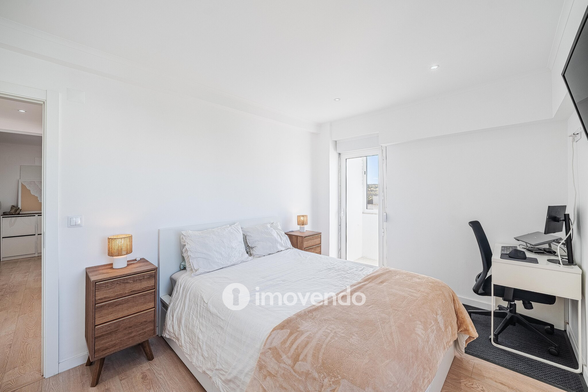 Apartamento T1 totalmente renovado, com luz natural, na Amadora