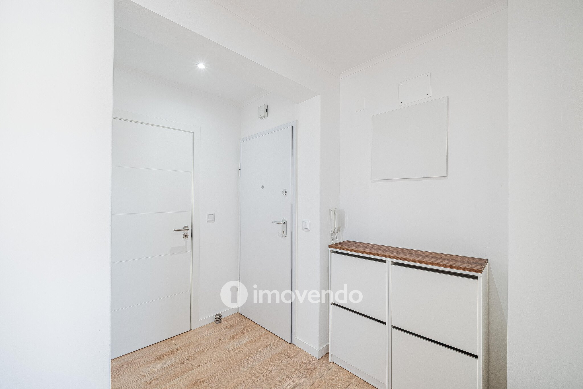Apartamento T1 totalmente renovado, com luz natural, na Amadora