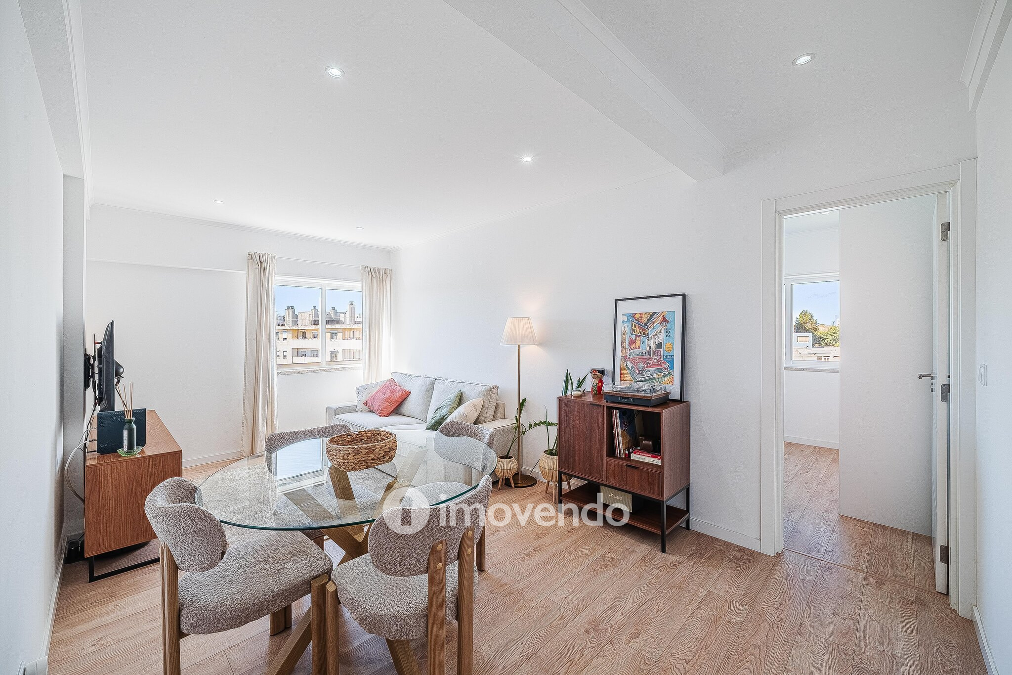 Apartamento T1 totalmente renovado, com luz natural, na Amadora