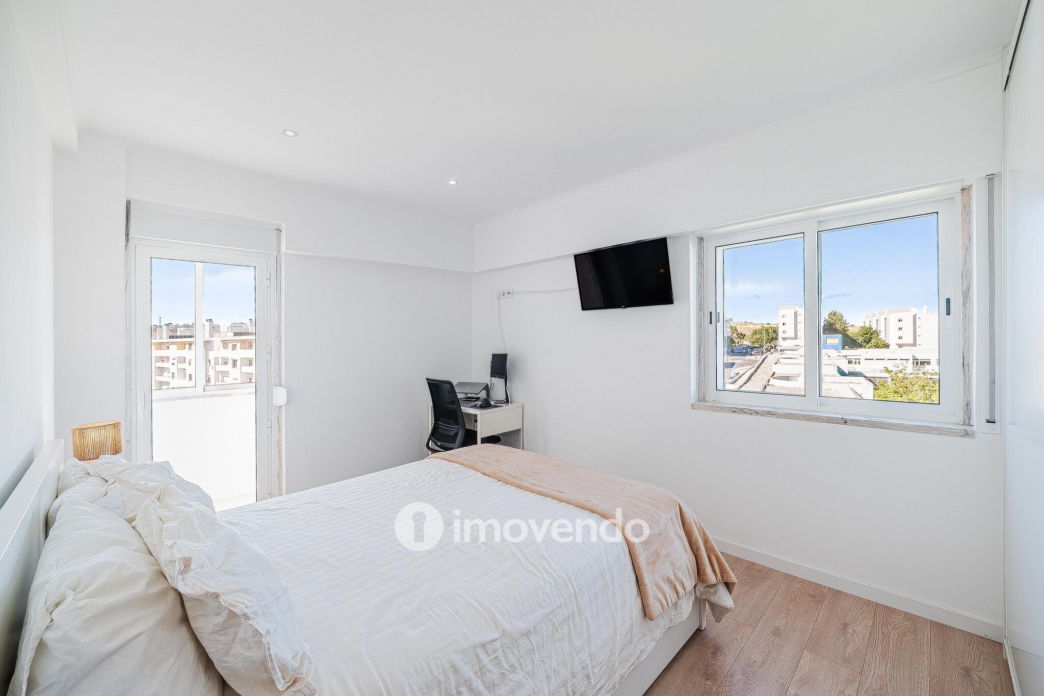 Apartamento T1 totalmente renovado, com luz natural, na Amadora