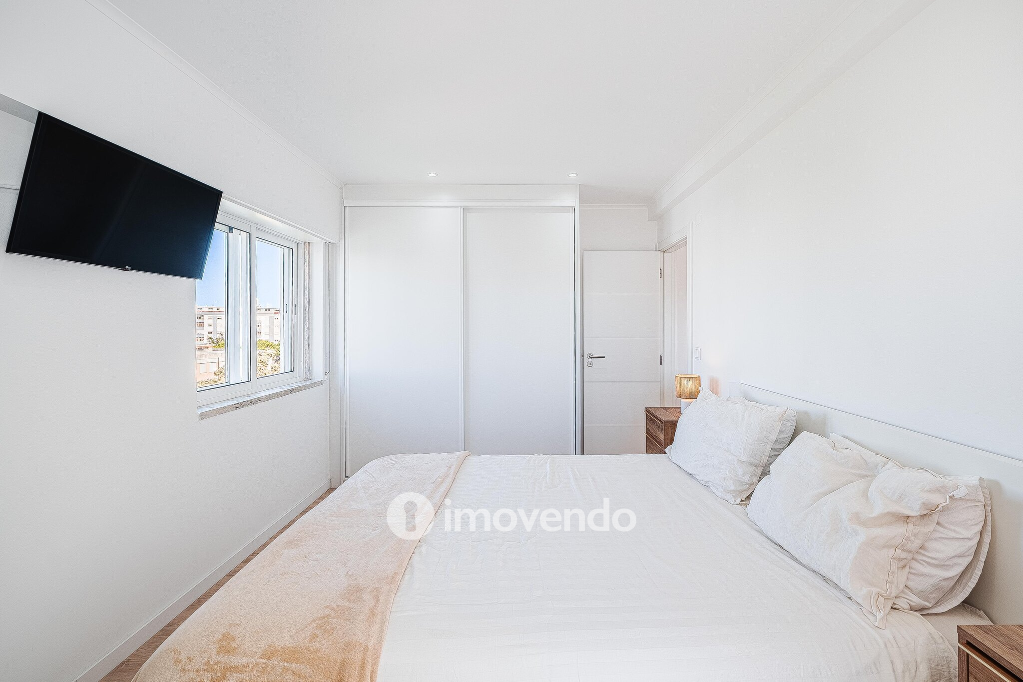 Apartamento T1 totalmente renovado, com luz natural, na Amadora