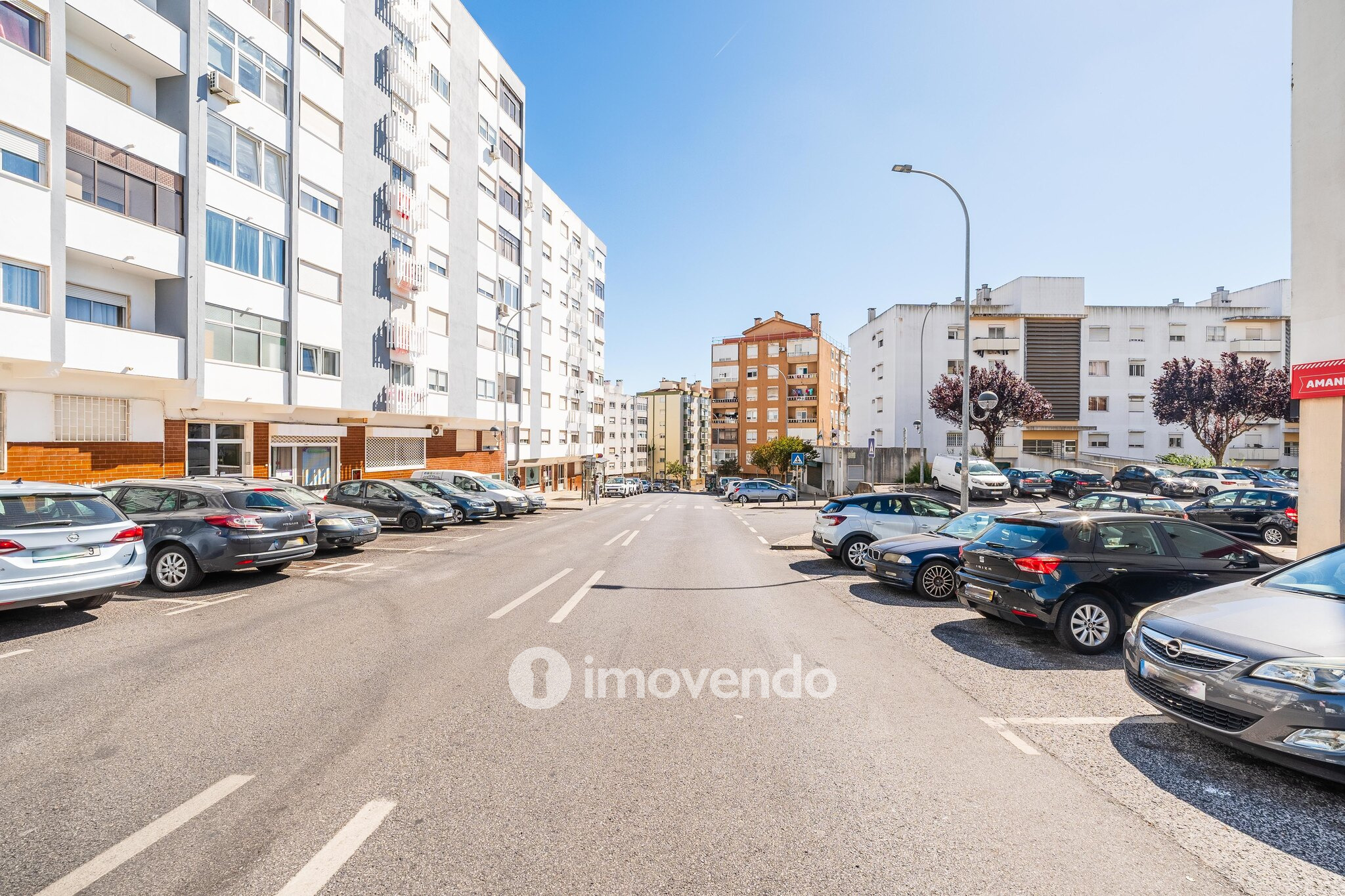 Apartamento T1 totalmente renovado, com luz natural, na Amadora