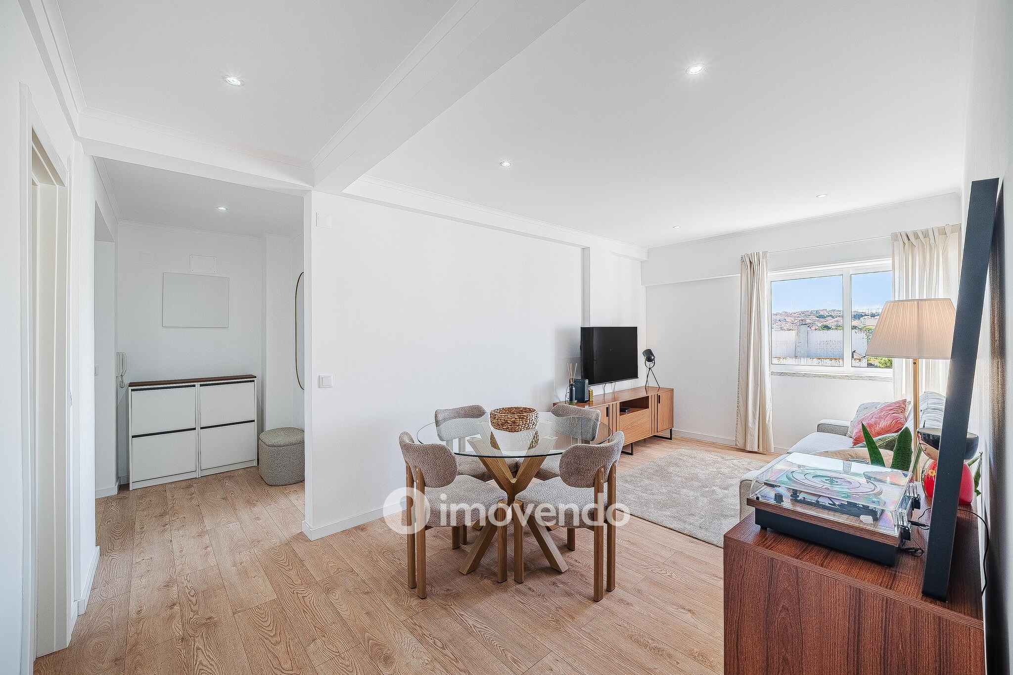 Apartamento T1 totalmente renovado, com luz natural, na Amadora