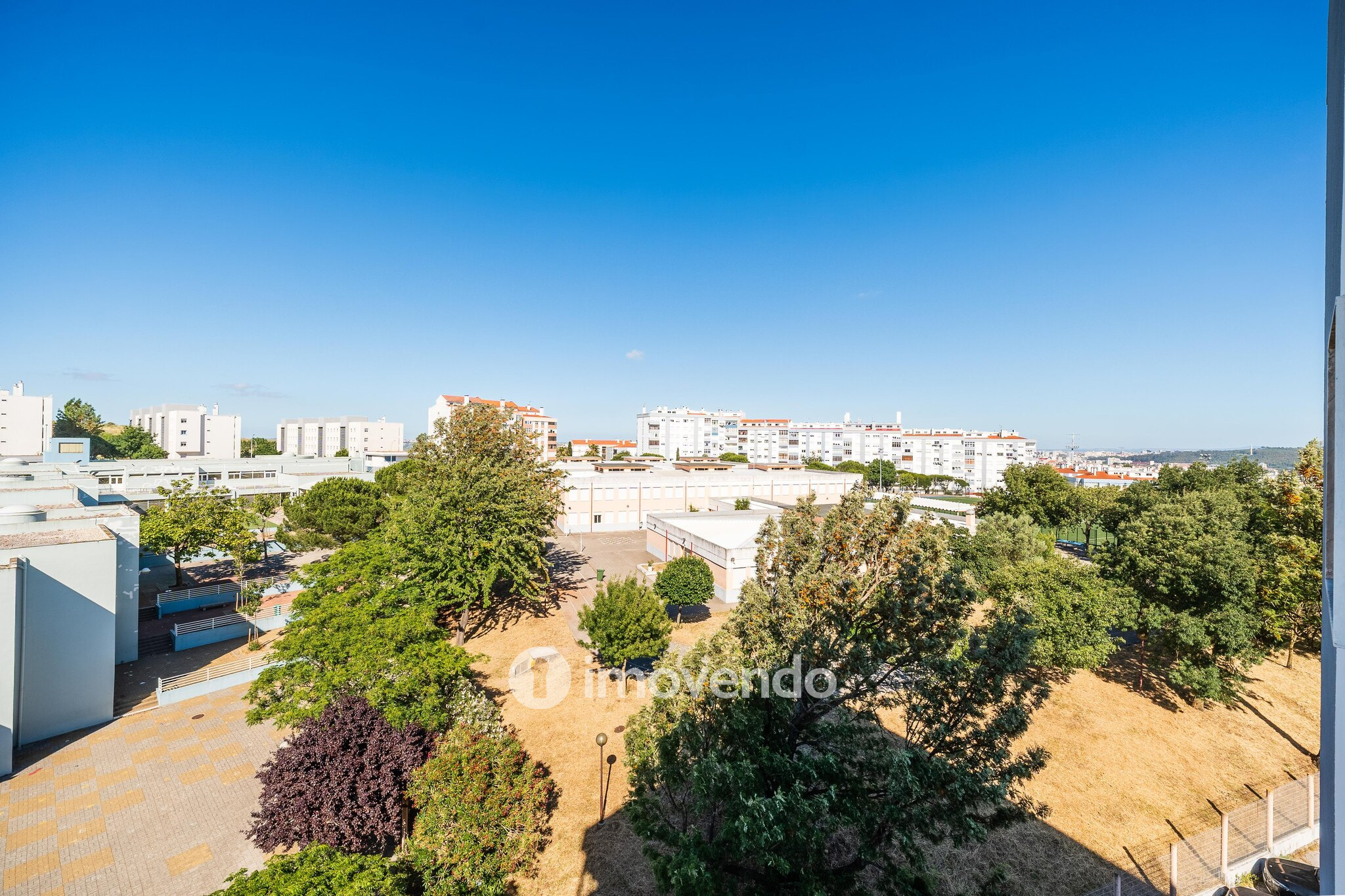 Apartamento T1 totalmente renovado, com luz natural, na Amadora