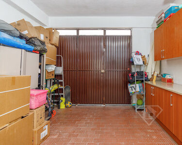 Moradia T5, com cozinha equipada e garagem, na Charneca da Caparica