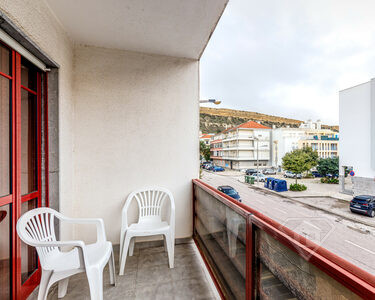 Apartamento T2 com arrecadação, próximo da praia, na Costa da Caparica