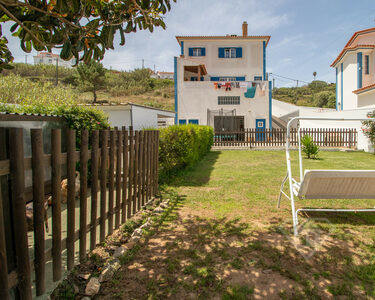 Moradia isolada T3, com vista mar, garagem e jardim, em Carvoeira