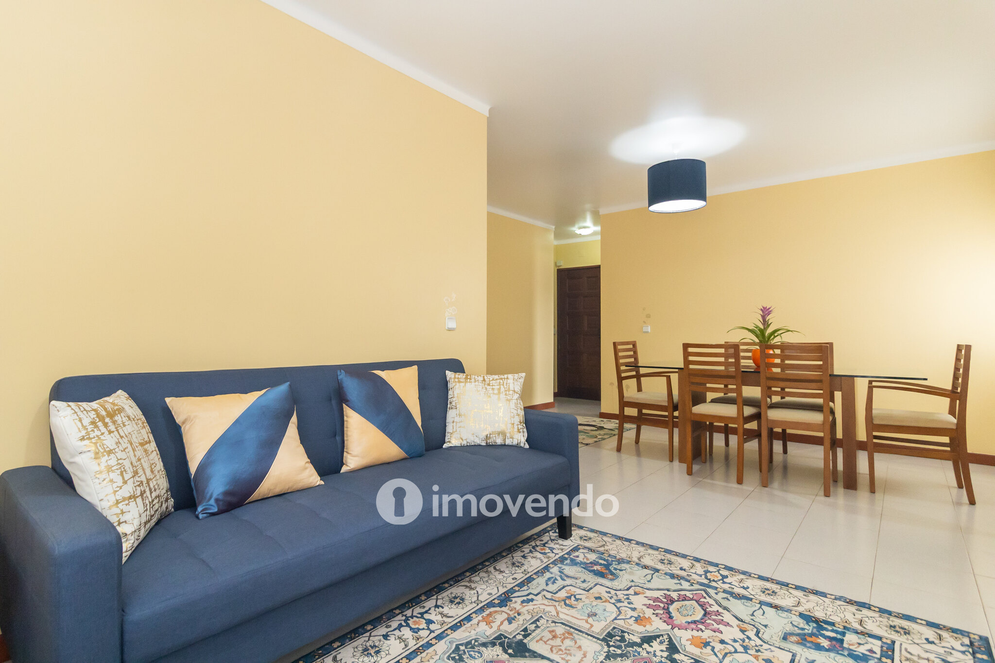 Apartamento T2 com áreas generosas e varanda, em Setúbal
