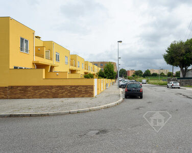 Moradia T3, com garagem e jardim, na zona nobre da Senhora da Hora