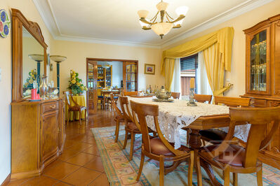 Moradia T5 exclusiva, com piscina, garagem e jardim, em Paredes