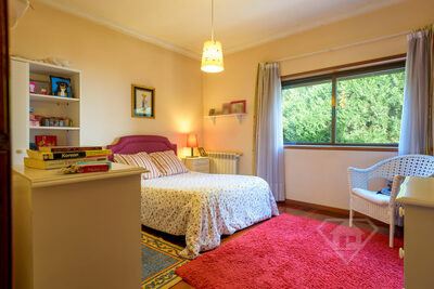 Moradia T5 exclusiva, com piscina, garagem e jardim, em Paredes