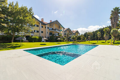 Apartamento T3+2, num condomínio com piscina, na Quinta da Beloura