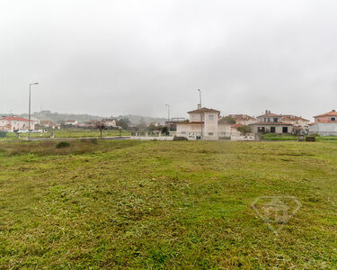 Terreno urbano com 180m2, na Azambuja