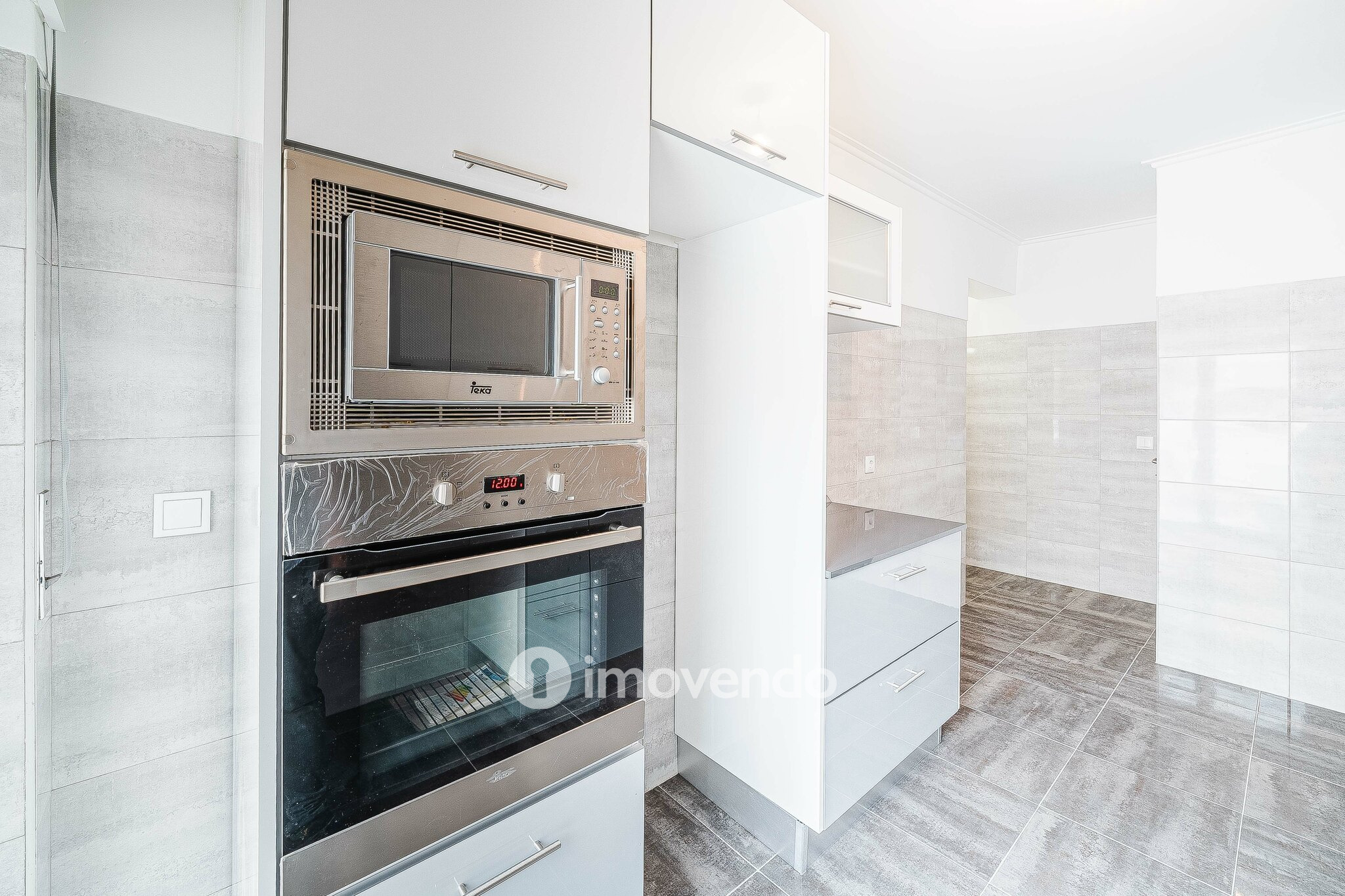 Apartamento T3, com terraço e arrecadação, em Mem Martins