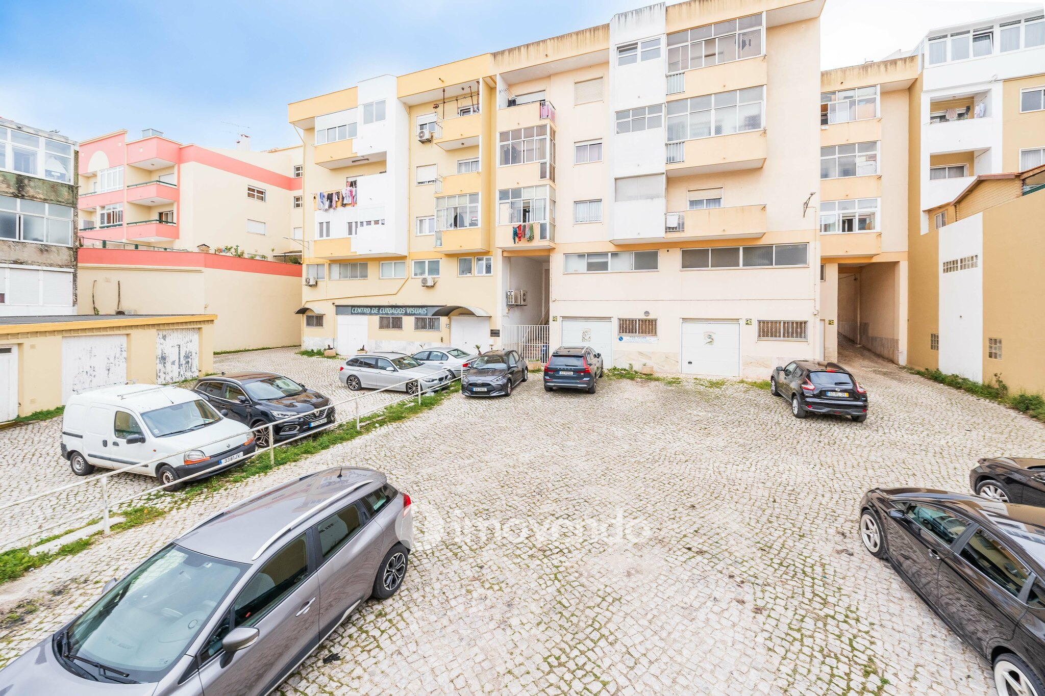 Apartamento T3, com terraço e arrecadação, em Mem Martins