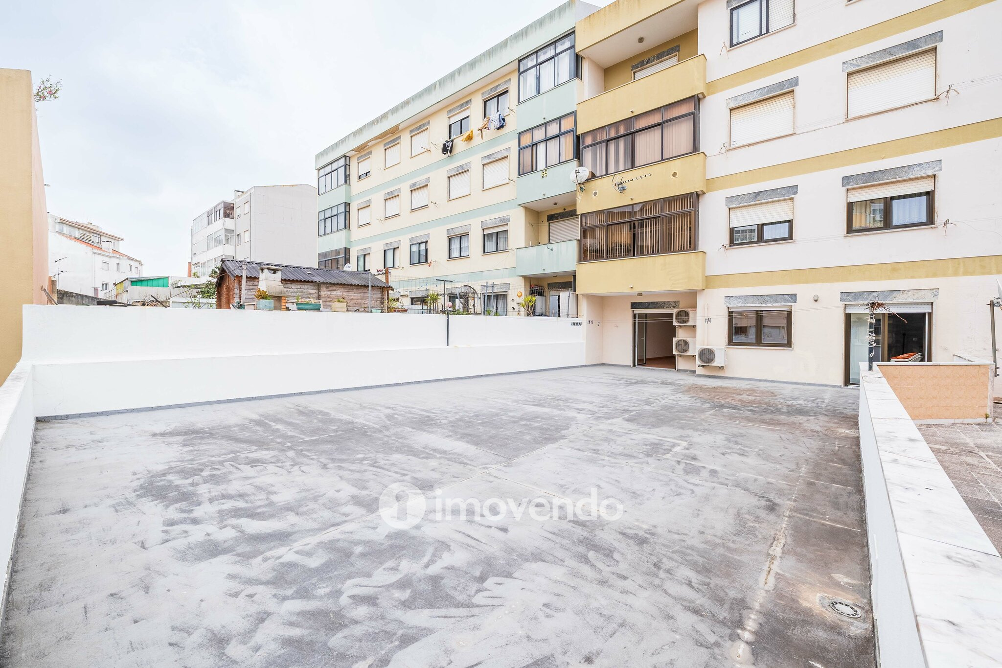 Apartamento T3, com terraço e arrecadação, em Mem Martins