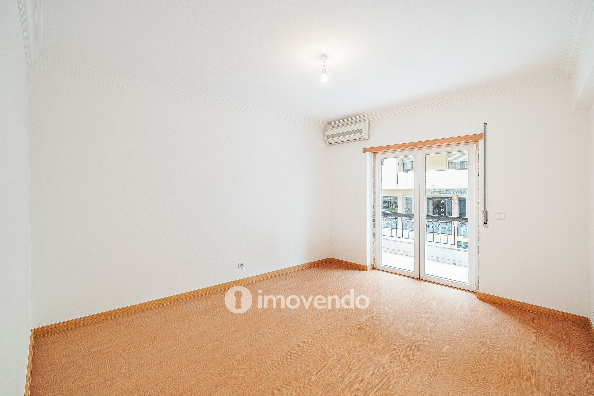Apartamento T3, com terraço e arrecadação, em Mem Martins