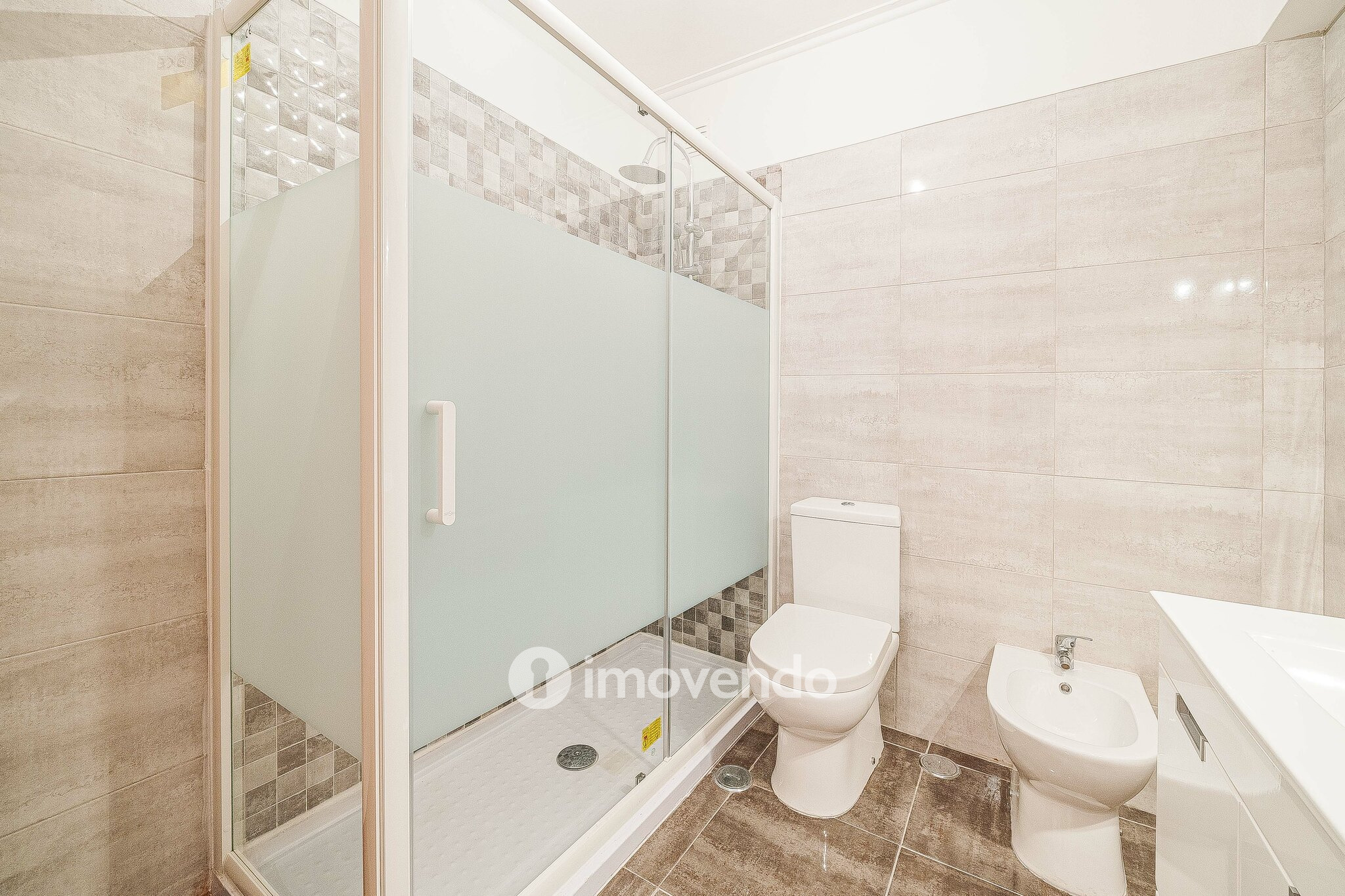 Apartamento T3, com terraço e arrecadação, em Mem Martins