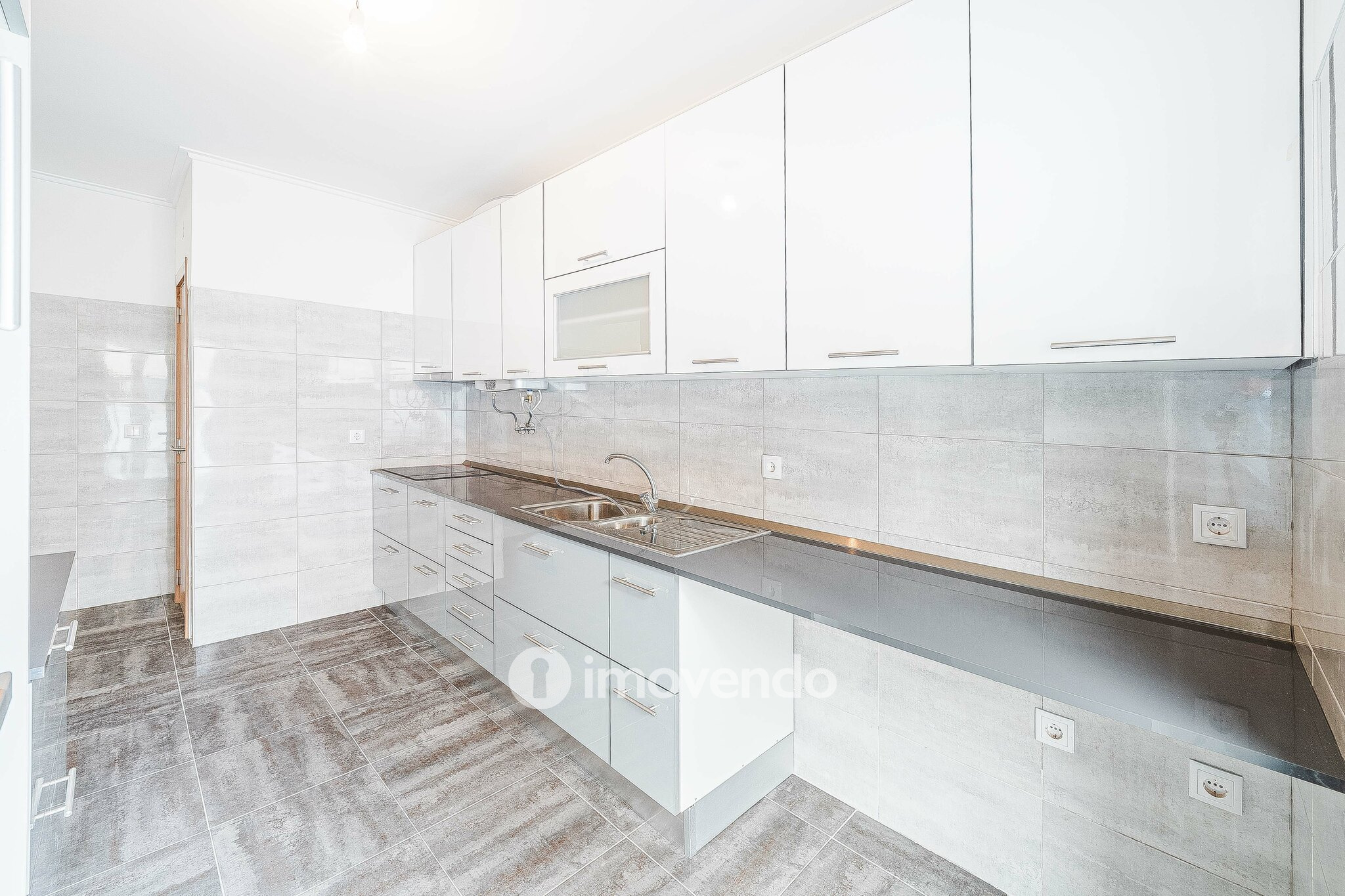 Apartamento T3, com terraço e arrecadação, em Mem Martins