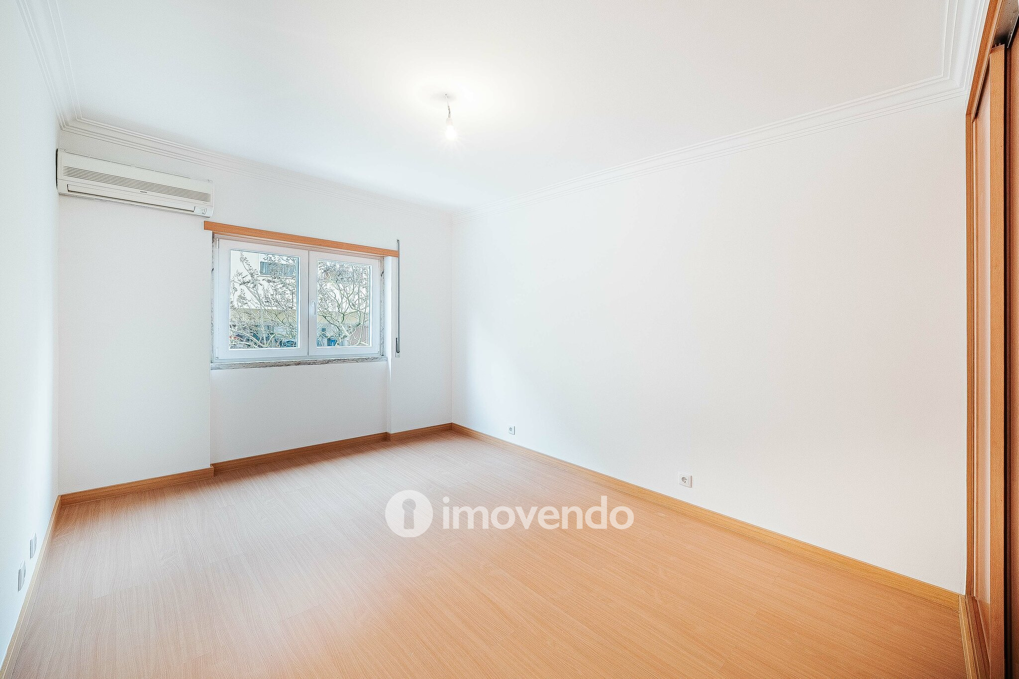 Apartamento T3, com terraço e arrecadação, em Mem Martins