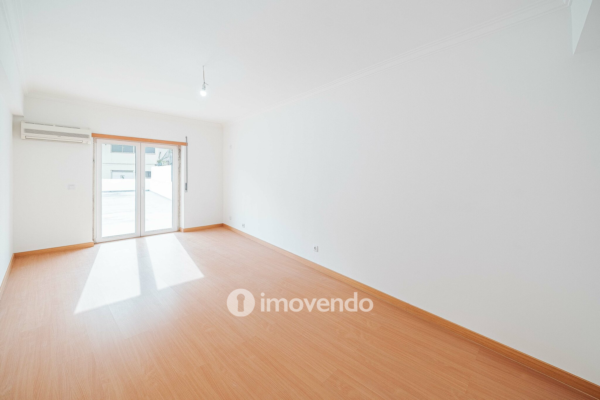 Apartamento T3, com terraço e arrecadação, em Mem Martins