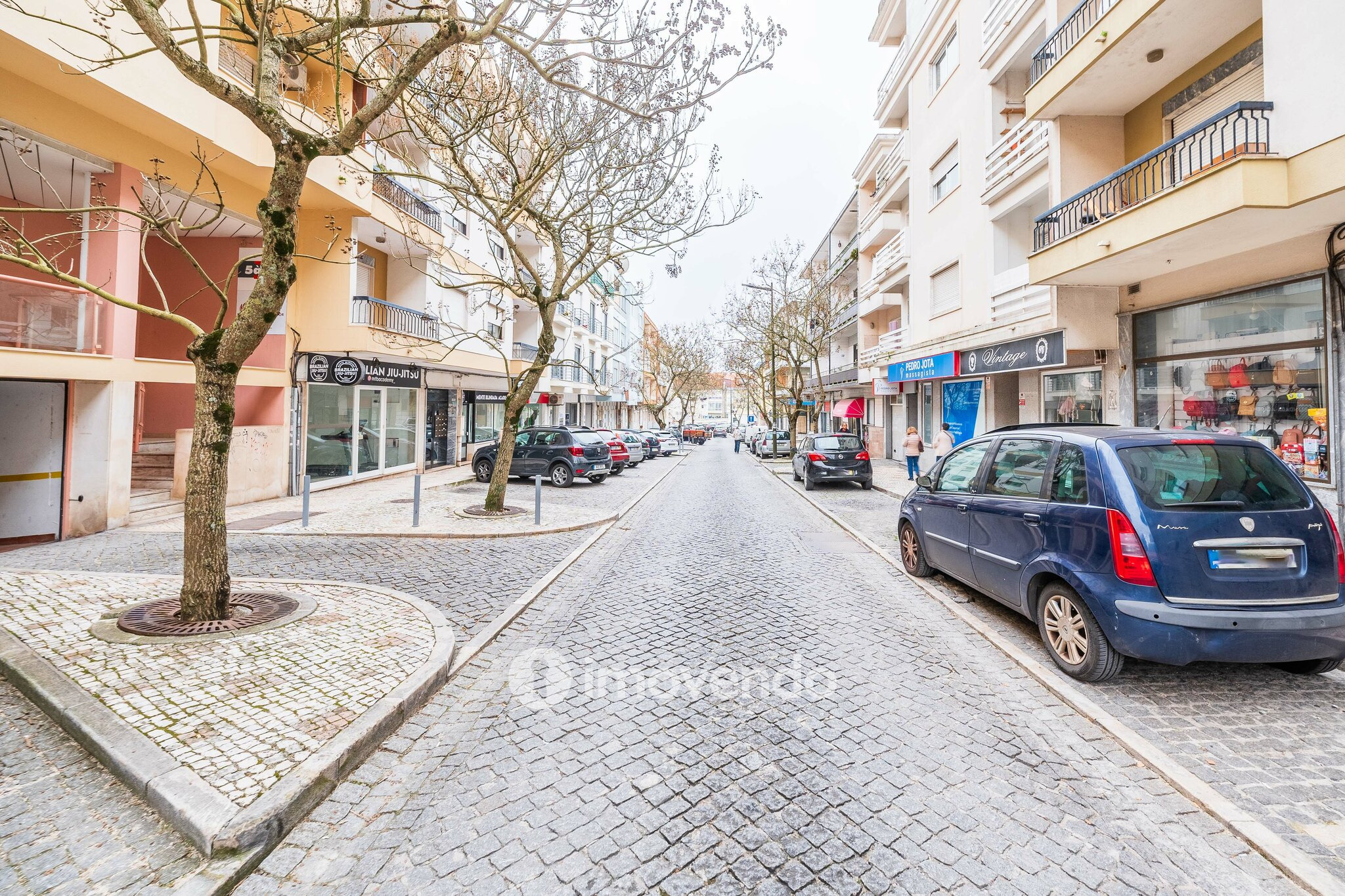 Apartamento T3, com terraço e arrecadação, em Mem Martins