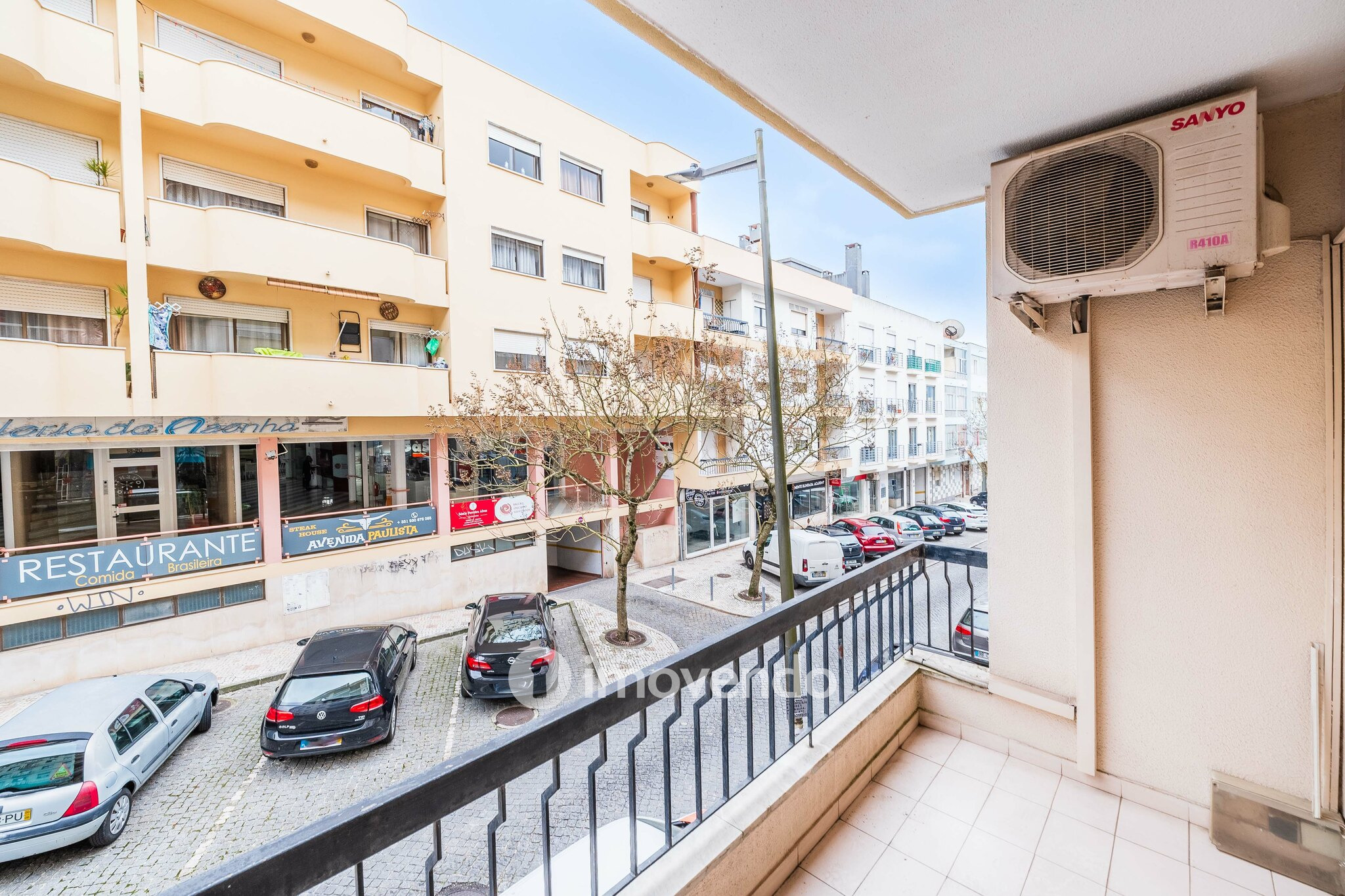 Apartamento T3, com terraço e arrecadação, em Mem Martins