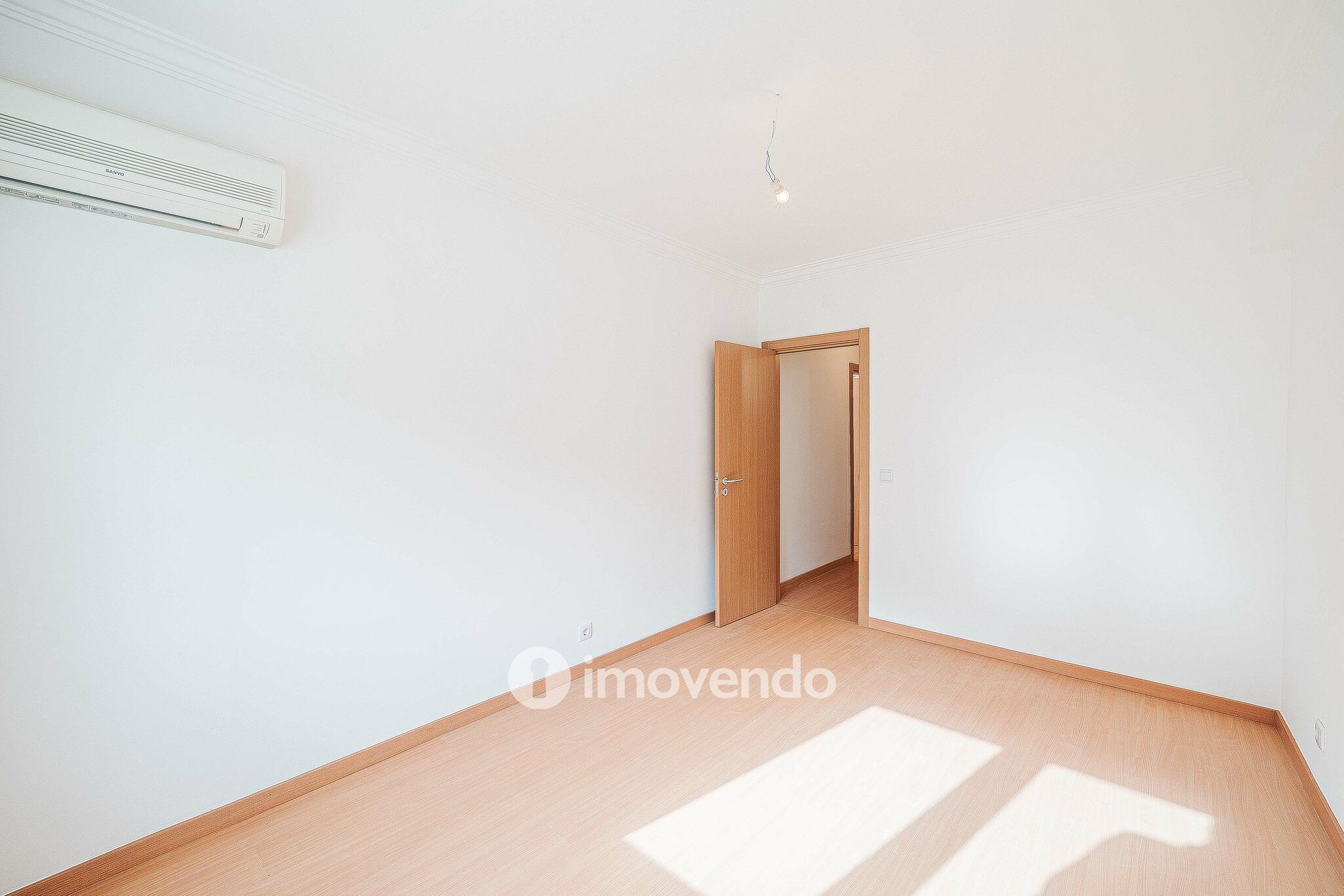 Apartamento T3, com terraço e arrecadação, em Mem Martins
