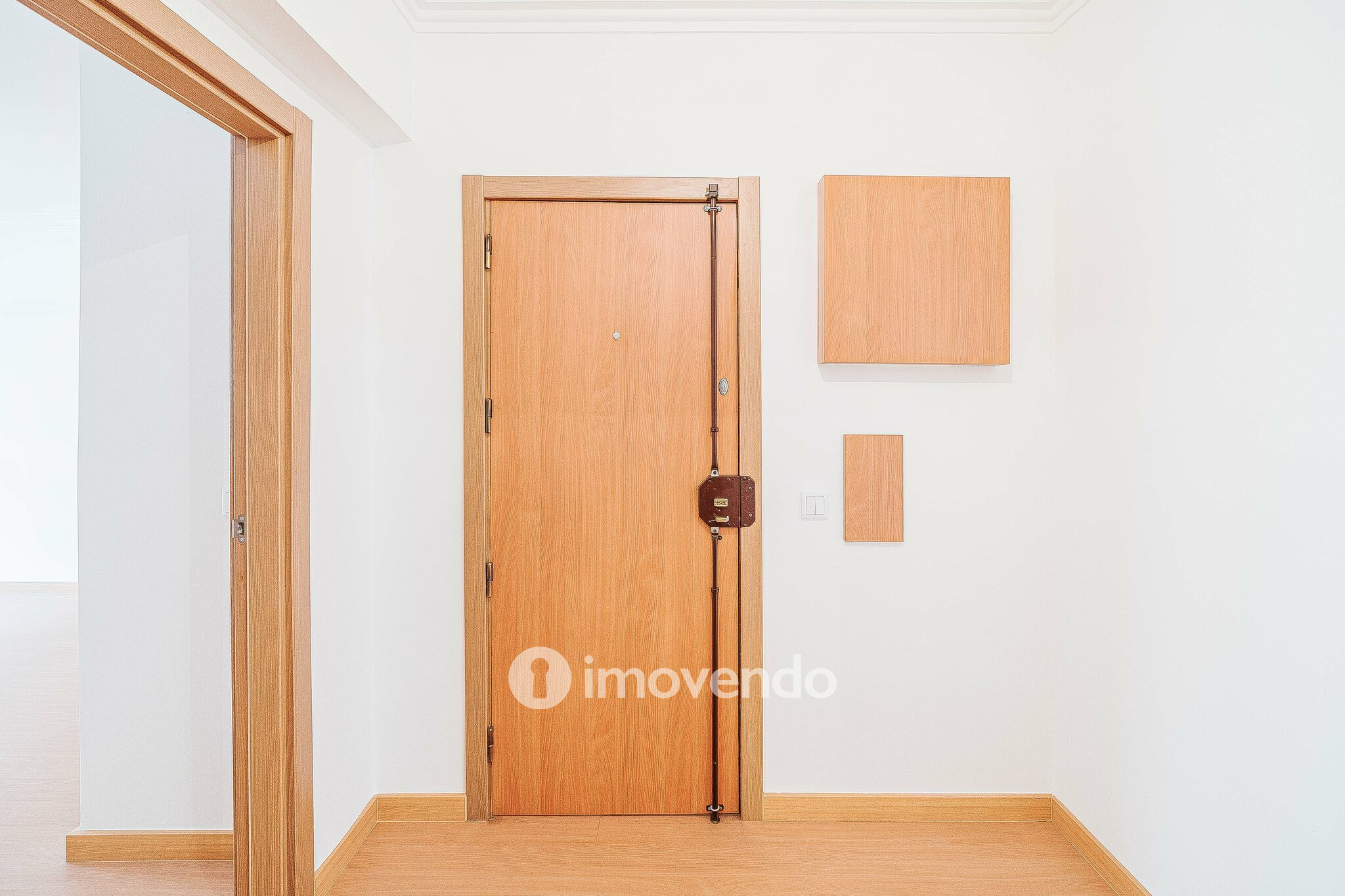 Apartamento T3, com terraço e arrecadação, em Mem Martins