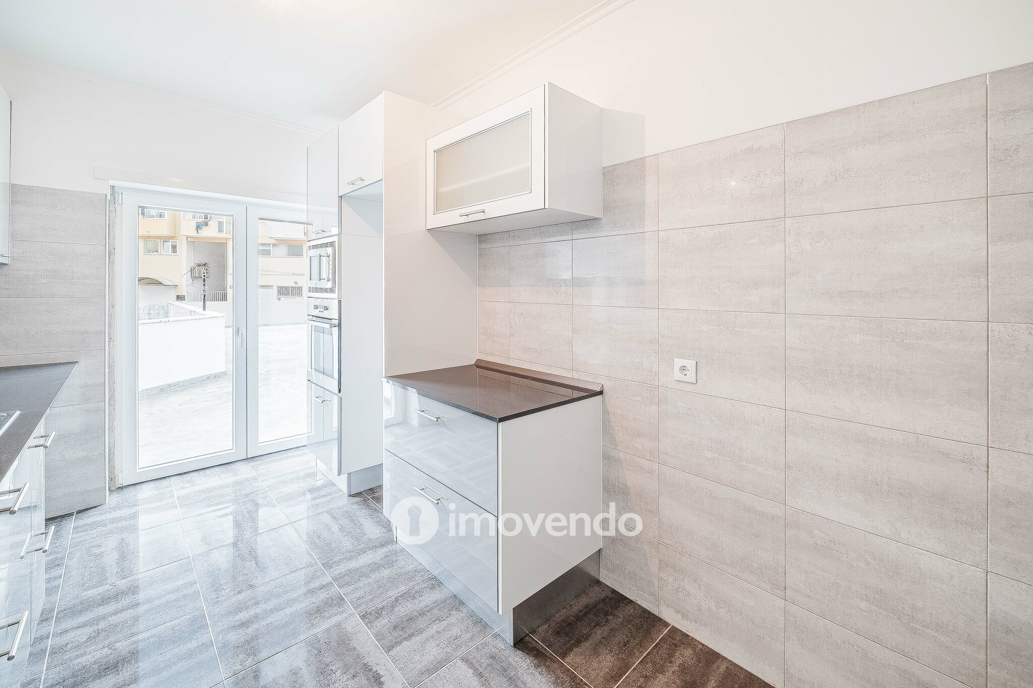 Apartamento T3, com terraço e arrecadação, em Mem Martins