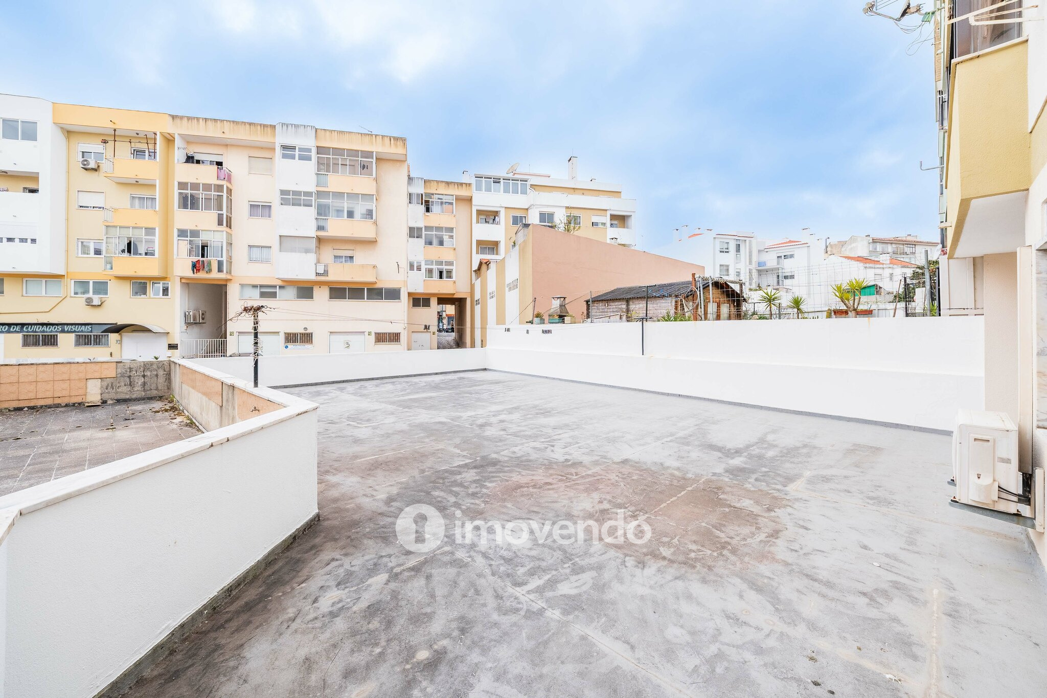 Apartamento T3, com terraço e arrecadação, em Mem Martins