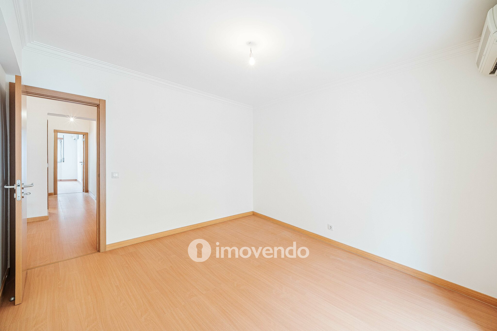 Apartamento T3, com terraço e arrecadação, em Mem Martins