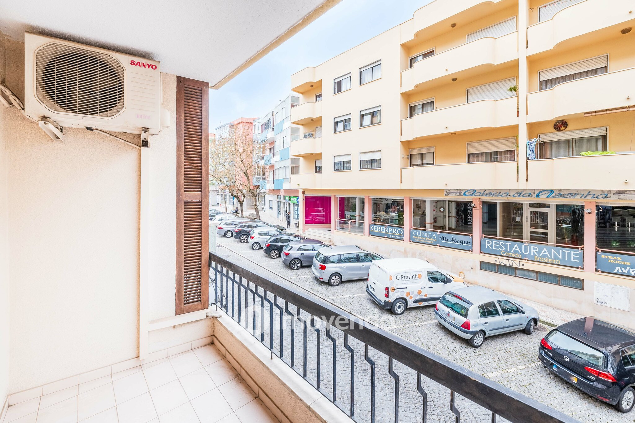 Apartamento T3, com terraço e arrecadação, em Mem Martins