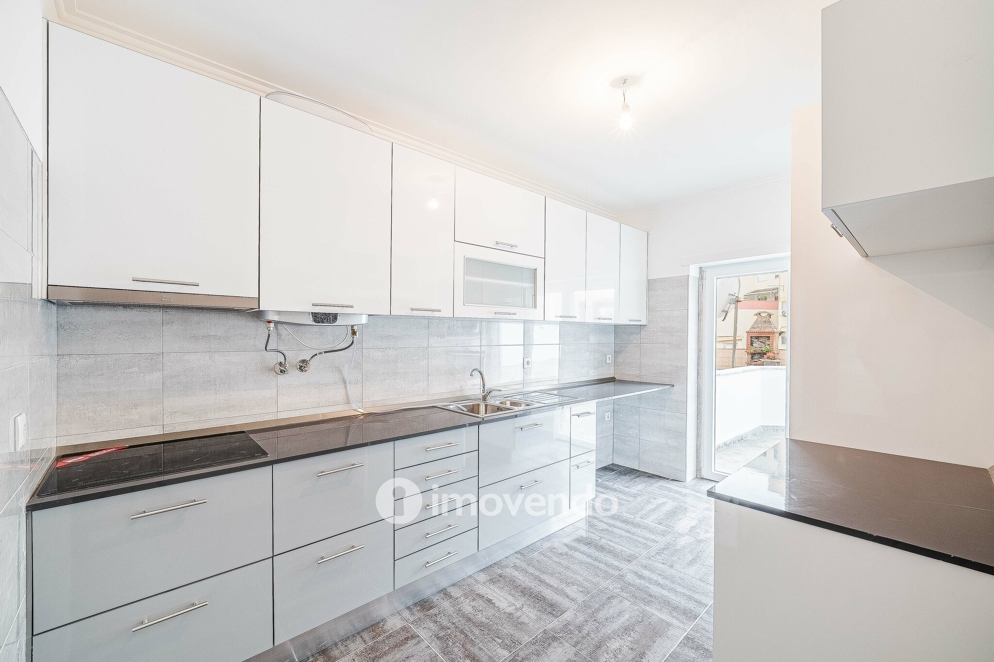 Apartamento T3, com terraço e arrecadação, em Mem Martins