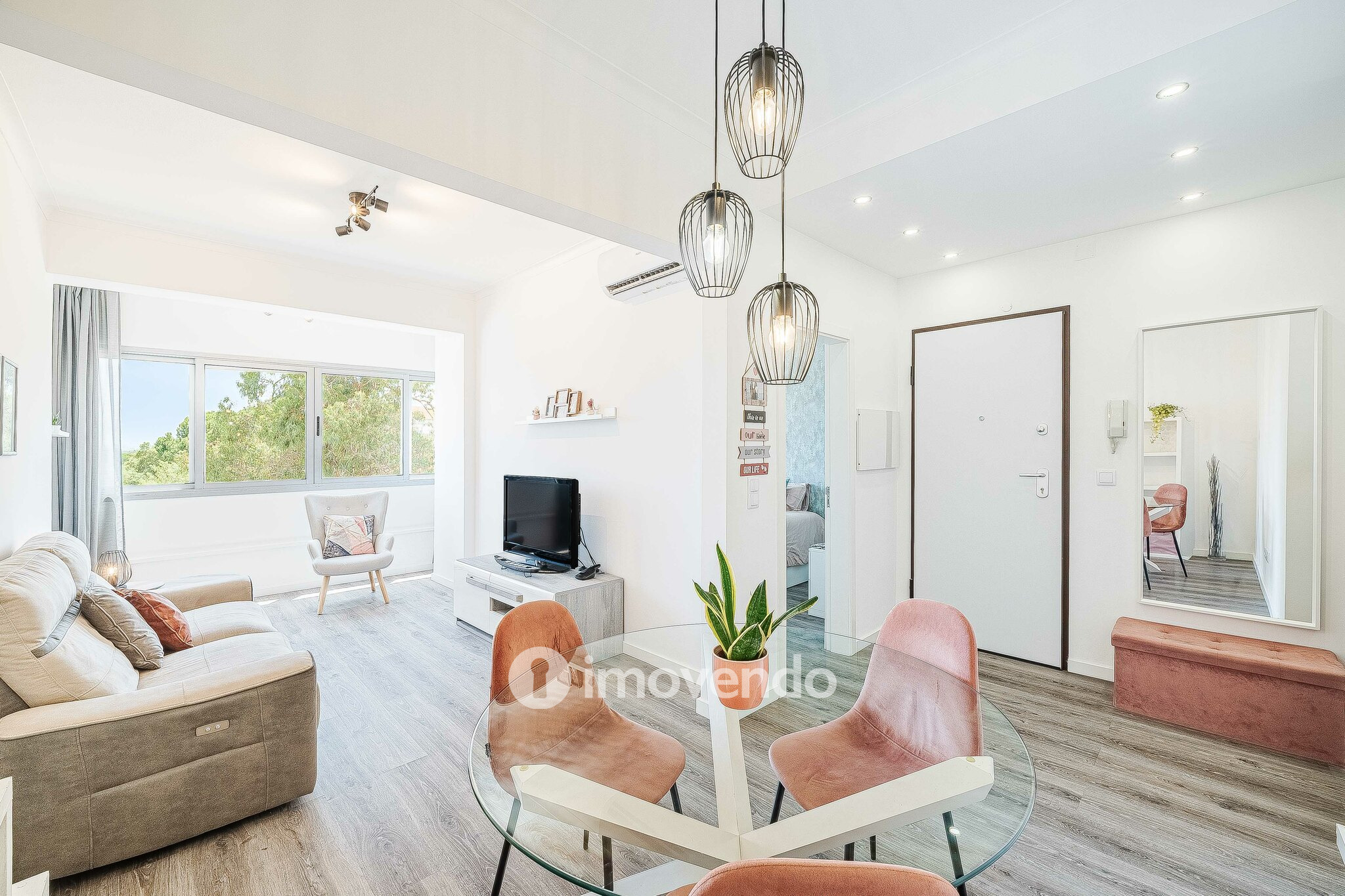 Apartamento T2 totalmente remodelado, nos Foros da Amora