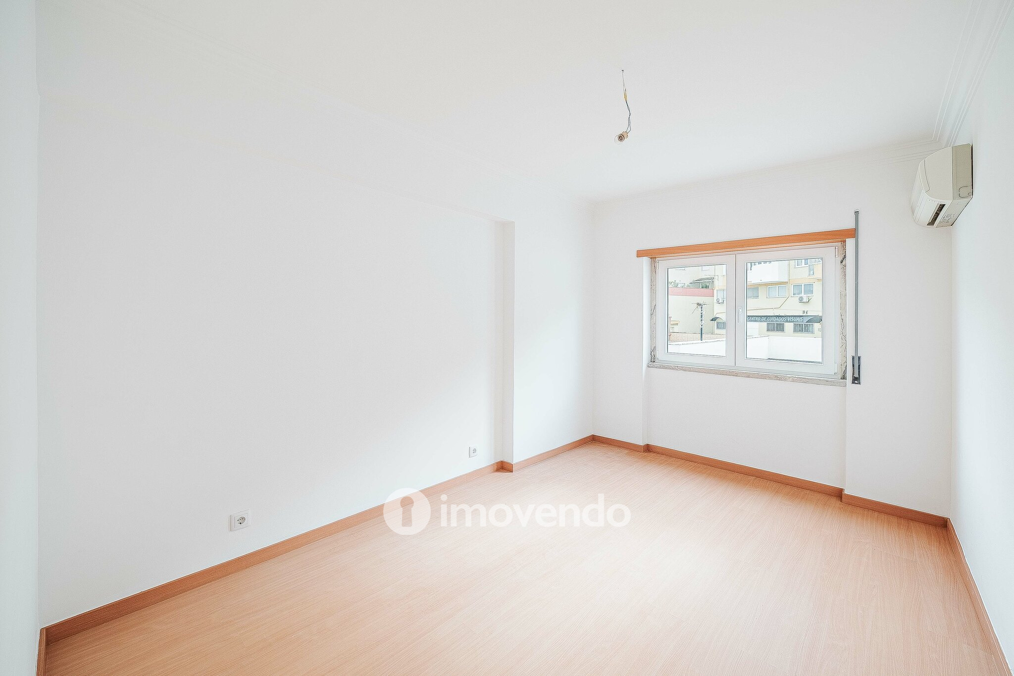 Apartamento T3, com terraço e arrecadação, em Mem Martins