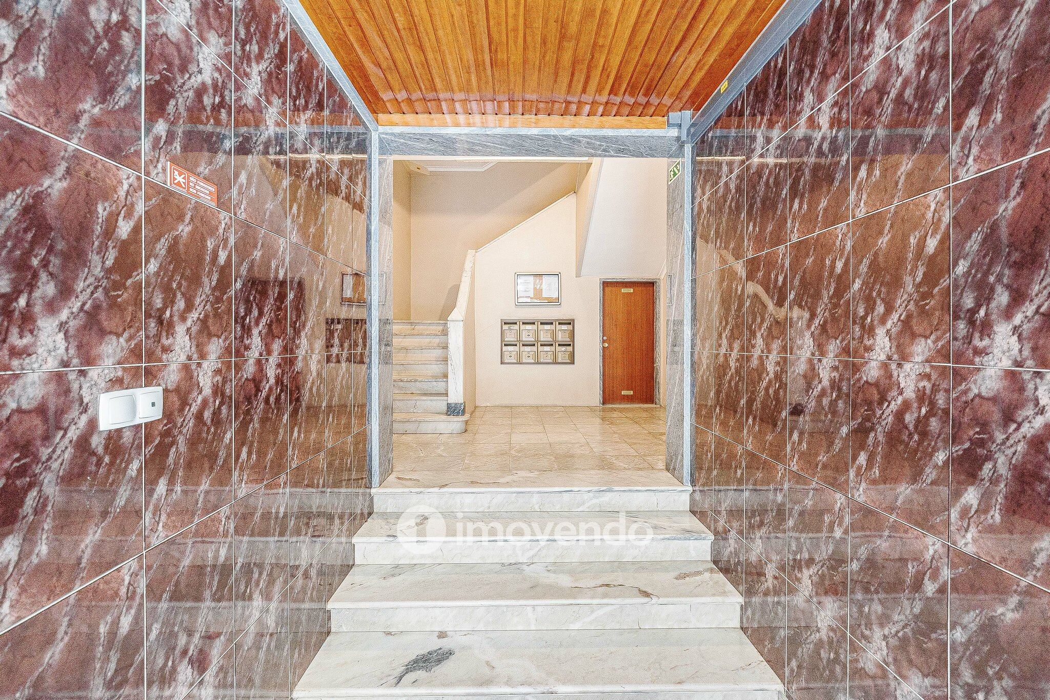 Apartamento T3, com terraço e arrecadação, em Mem Martins