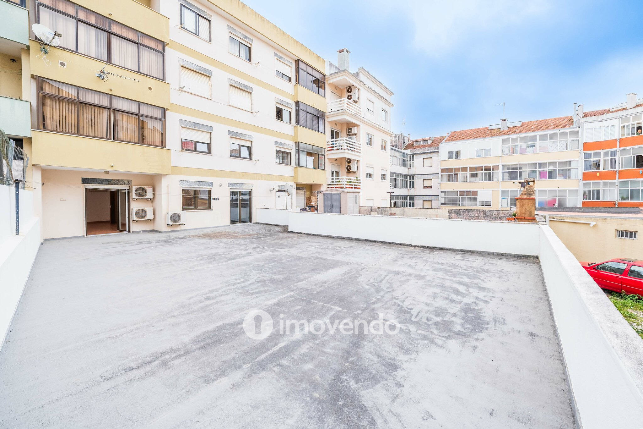Apartamento T3, com terraço e arrecadação, em Mem Martins